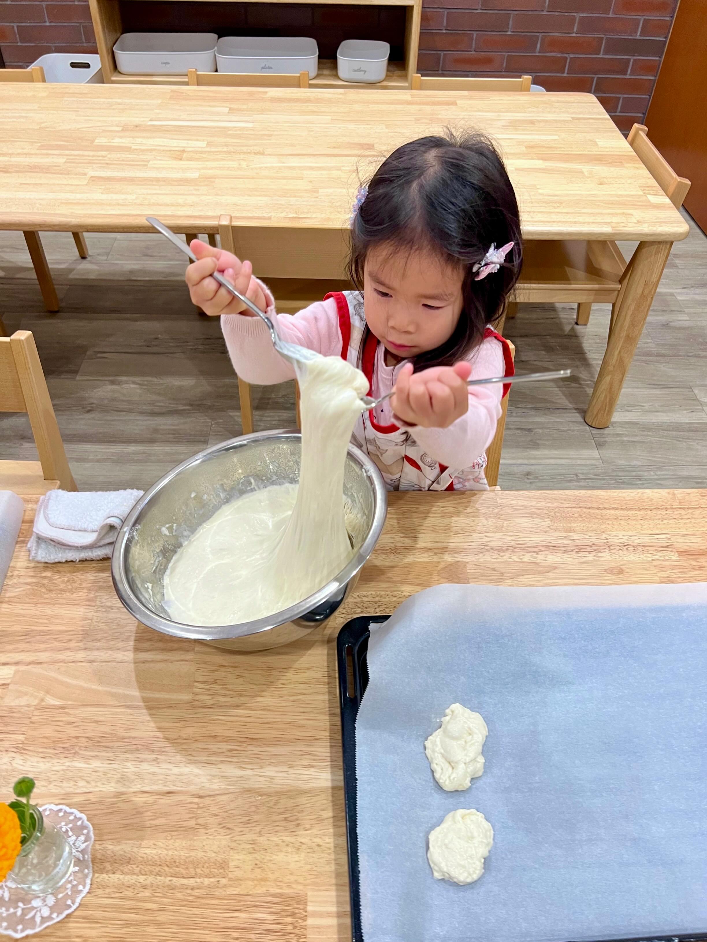 Through simple, purposeful activities like tying bows and spooning, children strengthen coordination and independence. These small movements build confidence that carries into every area of learning. 🌱
Double tap if you love hands-on learning.