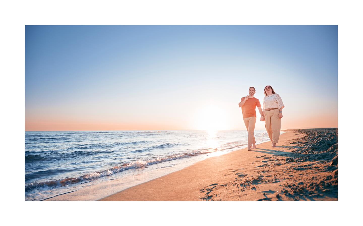 Et si votre histoire d’amour commençait bien avant le jour J ?
Avant la robe, avant le stress, avant le timing…
il y a VOUS.
C’est exactement pour ça que j’inclus une séance d’engagement dans mes formules.
Un moment hors du temps, dans VOTRE lieu préféré.
Avec Morgane & Mario, par exemple…
un couple adorable, haut en couleur, avec qui on a littéralement passé la séance à rire.
Entre courses dans le sable, regards complices et éclats de rire…
on a surtout créé des souvenirs, bien avant le mariage ✨
Et c’est ça la magie.
Le jour J, plus de pression devant l’objectif.
Juste du naturel, de la complicité… et des images qui vous ressemblent vraiment.
2027 s’ouvre déjà… et les dates partent vite.
💌 Envoie-moi un message privé avec “MARIAGE 2027” pour réserver ta date
❤️ Like si tu crois aux souvenirs qui traversent le temps
💬 Dis-moi : mer, montagne ou ville pour votre séance idéale ?
#mariage2027 #photographemariage #seancedengagement #couplegoals #souvenirsdamour