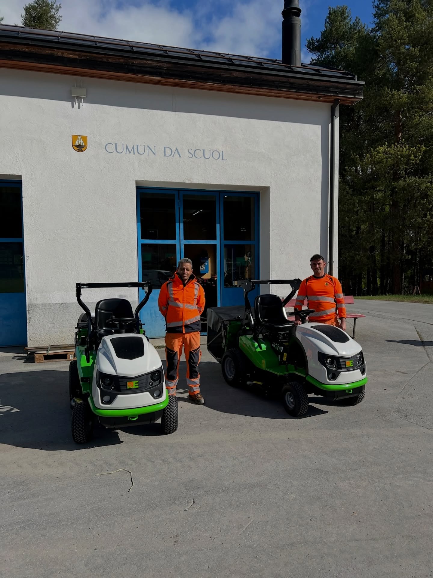 Für diese Auslieferung führte der Weg über den Flüela-Pass bis nach Scuol. Mit dabei: zwei Sitzrasenmäher von Etesia für den professionellen Einsatz.
Wir liefern schweizweit aus. Auch dorthin, wo die Strassen etwas kurviger sind. 👋