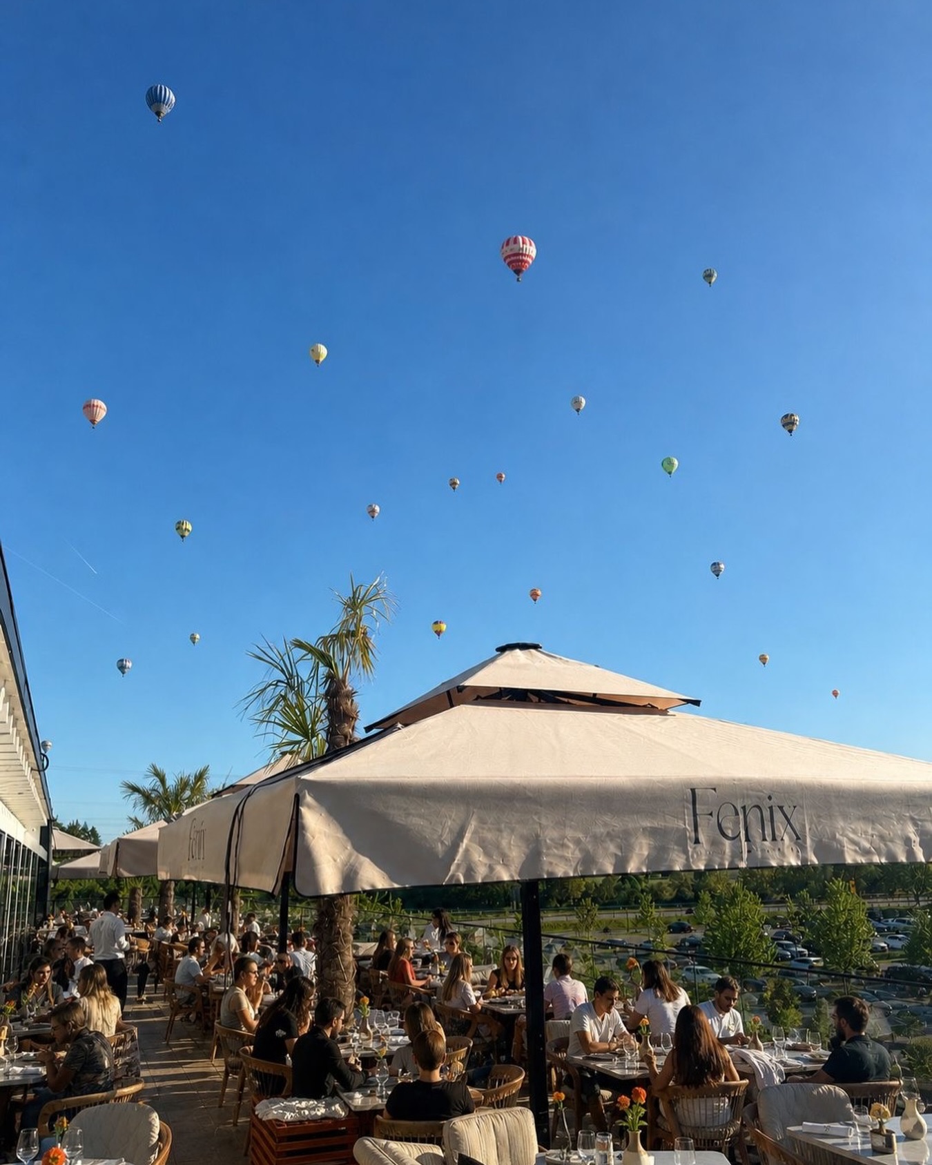 Sonne, Genuss und ein Himmel voller Heißluftballons 🎈✨
Willkommen auf der schönsten Dachterrasse Ortenaus – Momente, die man nicht vergisst. 🍽️🌅
Fenix
#fenix #dachterrasse #sommer#rust #genussmomente