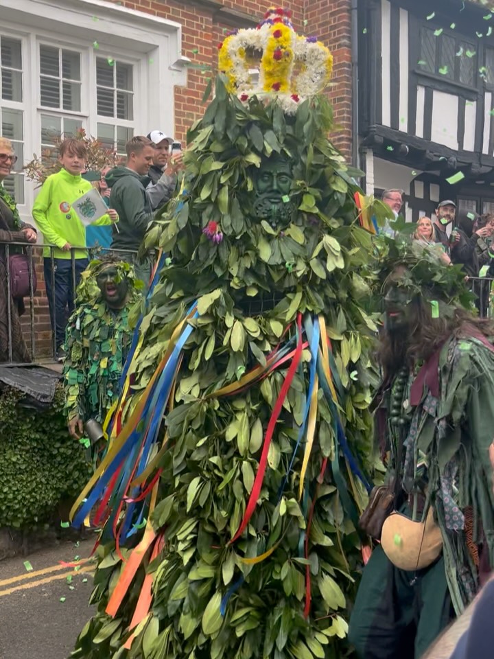 jack on the green
what a sight to be seen!
the hospitality of hastings
coming together creatively
costume, dance & song
celebrating nature
and this seasonal shift
as jack is stripped of his leaves
releasing the spirit of summer
incredible scenes
with added pal bonus in the form of @brooktate
and his merry band of @mollywinklers
so much to be learned
about this land
about these traditions
about remembering how to come together
to celebrate & honour nature’s seasonal shifts
blessings hastings for this dose 🙏
#nature #natureconnection #ecotherapy #seasons #jackinthegreenhastings