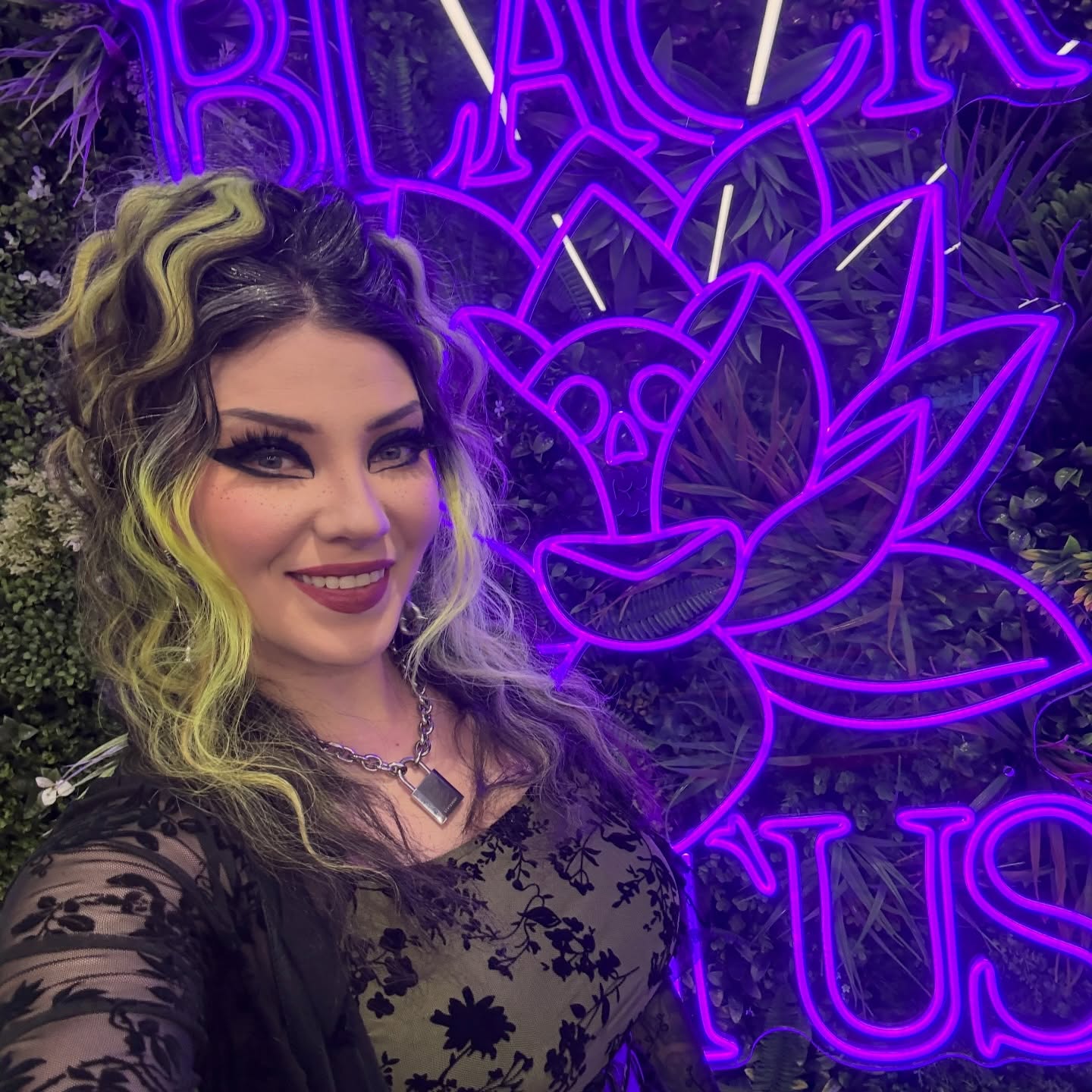 Heading home from #MCVegas and my heart and cup are so full.
It was such a pleasure to help host and run our first ever Black Lotus Lounge Paint and Sip with the iconic @vproceart
All of you that participated should be so proud of yourselves because painting anything in an hour is a feat! Thank you all for your enthusiasm, support and patience while we break ground on this new project.
Most of all thank you to Vince who while heartedly went on this journey with me and the team to make this possible. You’re an absolute Titan of an artist and a pleasure to banter with 💚🤘💀#wotcstaff