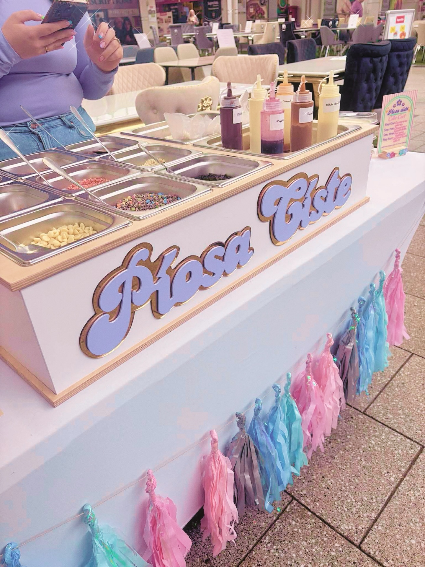 A bespoke acrylic sign for Píosa Císte’s cake cart because every great cake deserves a sign just as sweet 🍰 🍬💖 @piosacisteni