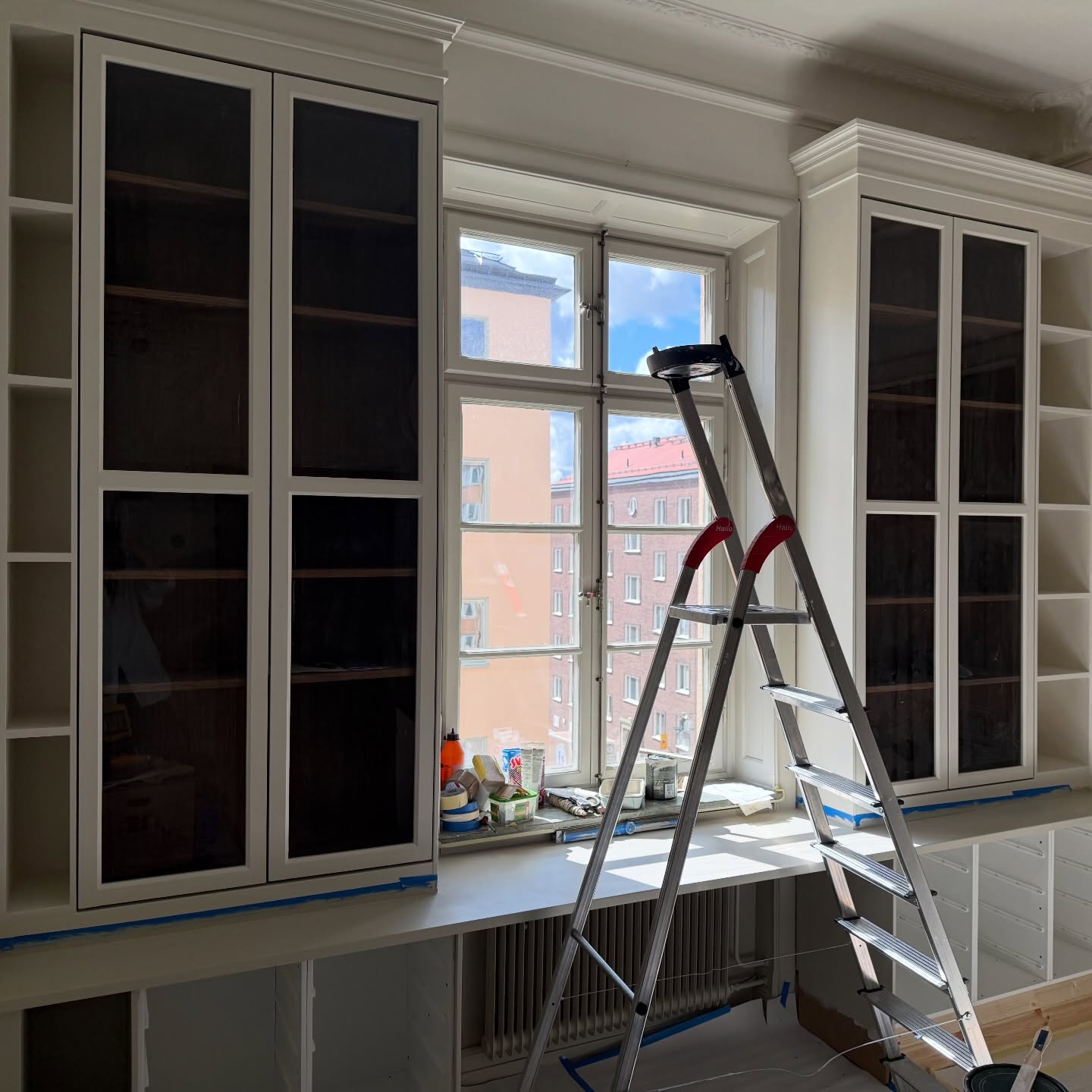 A little before for y’all 🤗
Waiting for those high skirting boards to arrive back in stock…can’t wait to finish it all!
#homeoffice #vanity #library #bookcase #bedroomdesign
