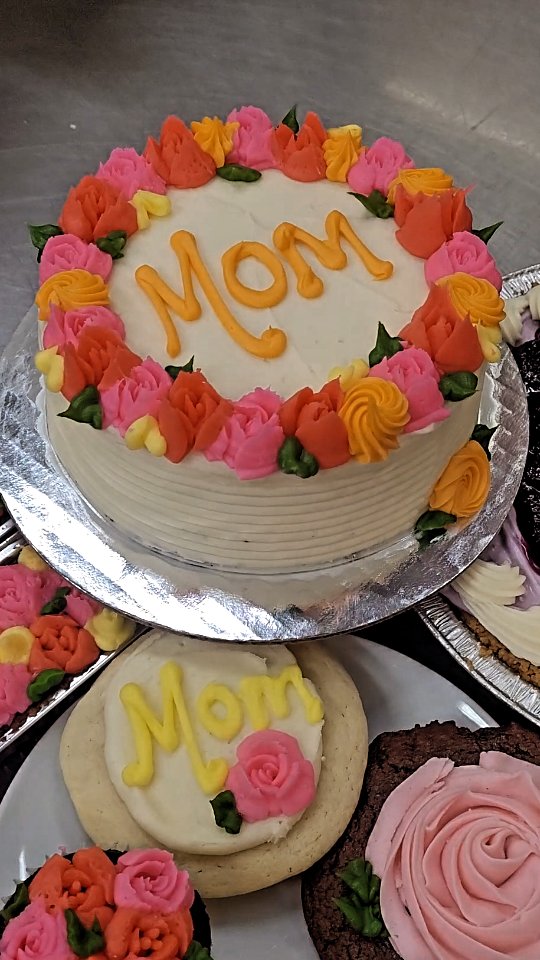 Day before Mother's Day and last change to grab some sweets for Mom!!
š·šŖ»š»
We have a variety of flower and mom themed treats!
Open until 4pm