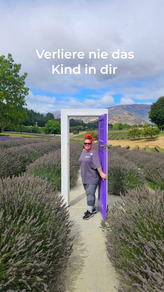 Zwischen all dem Ernst im Leben... Vergiss nie, albern zu bleiben.🤪
📍Die Wānaka Lavender Farm war einer dieser Orte, an denen man einfach kurz stehen bleibt und alles um sich vergisst. Überall dieser Duft von Lavendel, die ruhige Atmosphäre und im Hintergrund die Berge Neuseelands, einfach wunderschön. Man läuft durch die violetten Felder und merkt plötzlich, wie gut sich Ruhe eigentlich anfühlt.
#newzealand #travel #reisen ##solotravel #reisenmachtglücklich
Folge mir 👉 @chrissiontheroad
für echte Realität unterwegs, Reisetipps & Reiseinspiration.