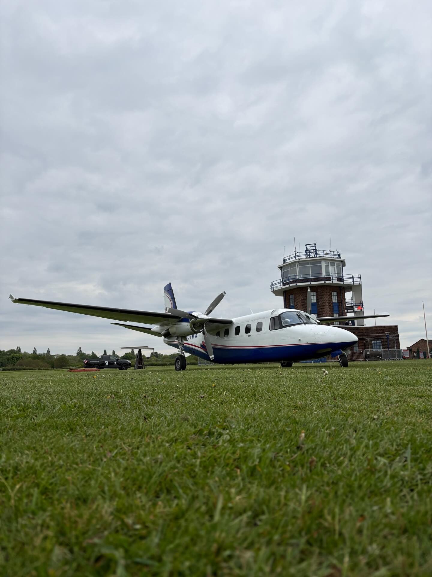 A standout visitor at Barton Aerodrome this week a Twin Commander 1000 dropping in and showing just how capable it is on our short grass strip. Always special to see something this impressive visit the airfield; a proper head turner on the apron and a reminder of the variety of aircraft we’re lucky to welcome to the aerodrome. ✈️✈️