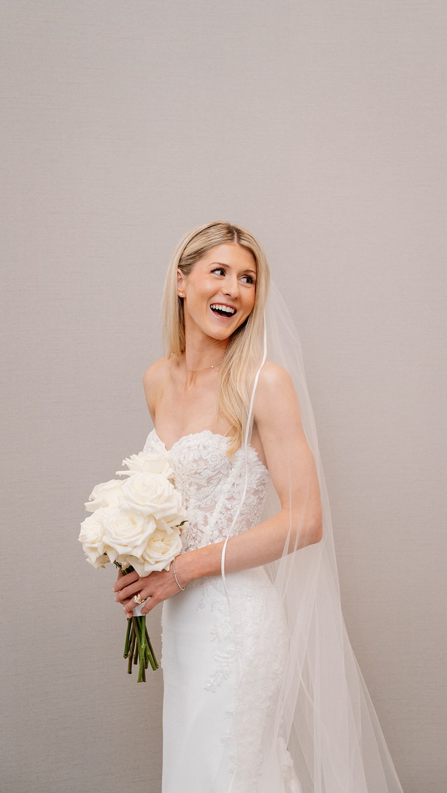 When the sneak peeks hit ✨
Photographer @kyleejoyphoto 📸
Hair @avamarshhair
#bridalmakeup #bridalmakeupandhair #onlocationbeauty #bridalmakeupartist #norcalmua