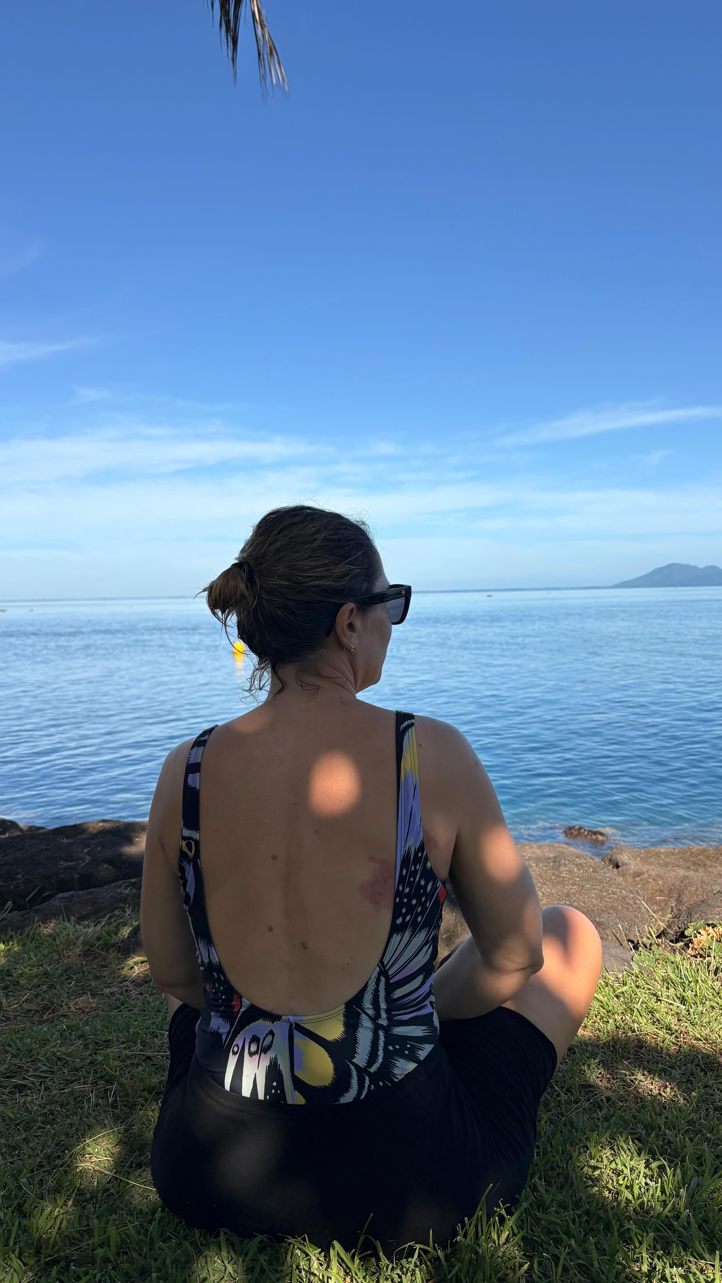Sous l’eau, il n’y a plus de performance, plus de masque, plus d’urgence. Juste le souffle, le corps, et cette sensation immense de liberté.
j’ai eu la chance de découvrir cette discipline qu’est l’apnée avec @iaoradiving . Merci infiniment à toute l’équipe @freedivingmoorea de m’avoir permis de croire en moi.
Je n’aurais jamais imaginé être capable d’aller aussi profond, autant physiquement qu’intérieurement. 🌊✨