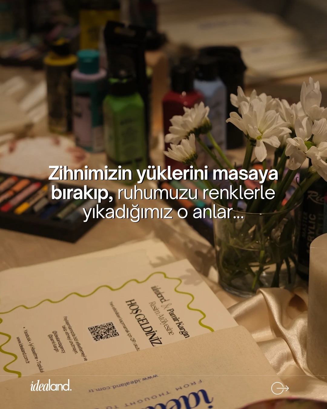 Idealand Creative Nights’ta elimizde pastel boyalar, kadehimizde şarapla buluşuyoruz ama asıl yaptığımız şey günlük hayatın koşturmacasına tatlı bir mola vermek…
Farklı dünyalardan gelip aynı masanın etrafında toplanınca, insan aslında benzer şeyleri hissettiğini anlıyor. Yan yana oturup içimizden geldiği gibi karalamak, arada bir sessizliği paylaşmak ya da bir kahkahaya ortak olmak, o hep aradığımız “ait olma” duygusunu fısıldıyor ruhumuza.
Bu yüzden bizim buluşmalarımız bir etkinlikten ziyade, herkesin maskelerini bırakıp nefes alabildiği bir sığınak gibi. Hiç tanımadığınız yüzler, bir bakmışsınız en rahat hissettiğiniz dostlara dönüşmüş.
O akşam enerjisini masaya bırakan, bizimle üreten herkese çok teşekkür ederiz. Palo Santo’larımızın kokusu, küçük sürpriz çantalarımız ve aramızda kurulan o bağ hala hafızamızda çok taze.
Bu daha başlangıç.
Idealand Creative Nights devam edecek.