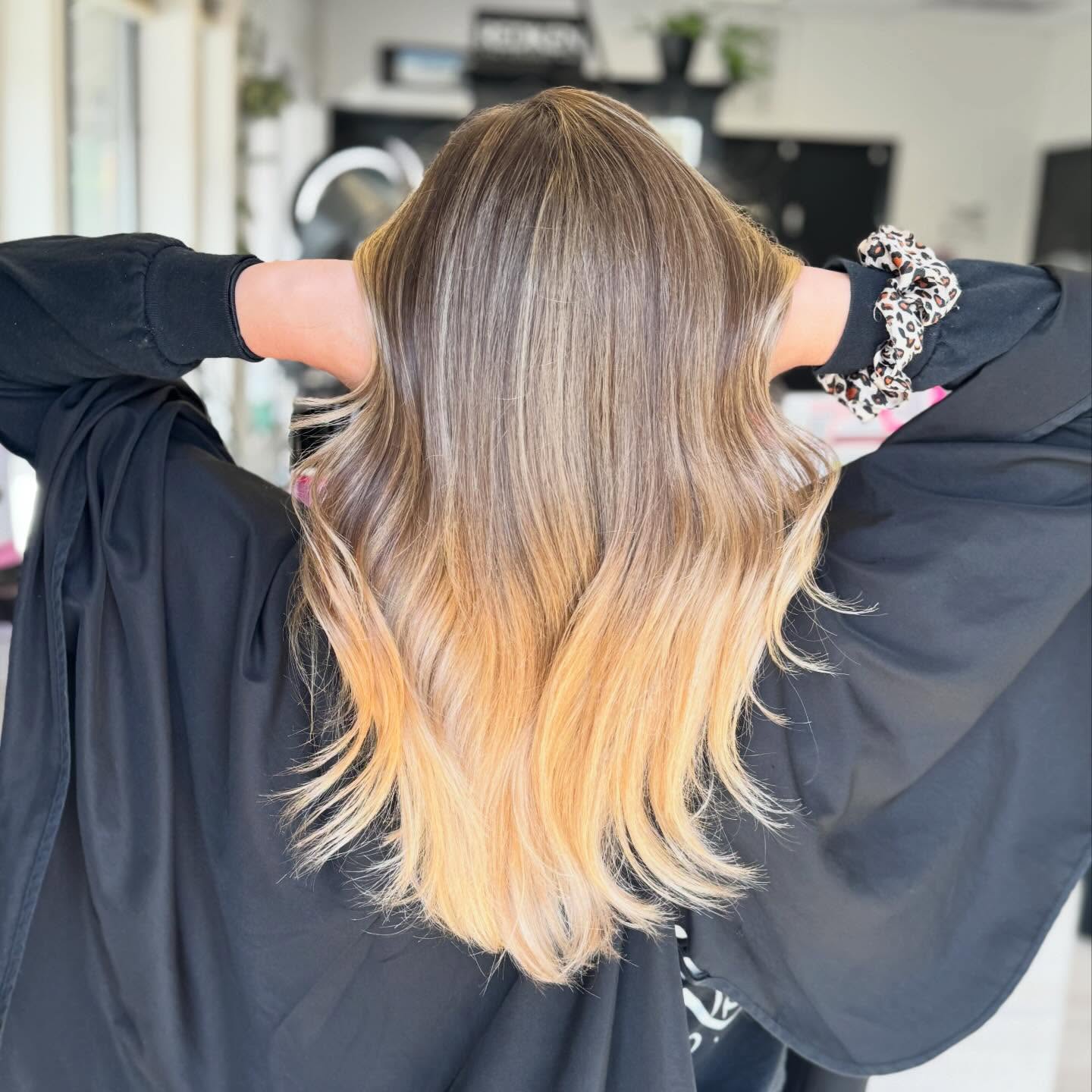 The perfect melt🤎✨ wanting to make a change? This is your sign to do it! Link in bio to book or call us @ 410-529-4500
•
Hair: @paintedby.pey
•
#mdstylist #balayage #perryhallmd #redkenshadeseqgloss #linkinbio