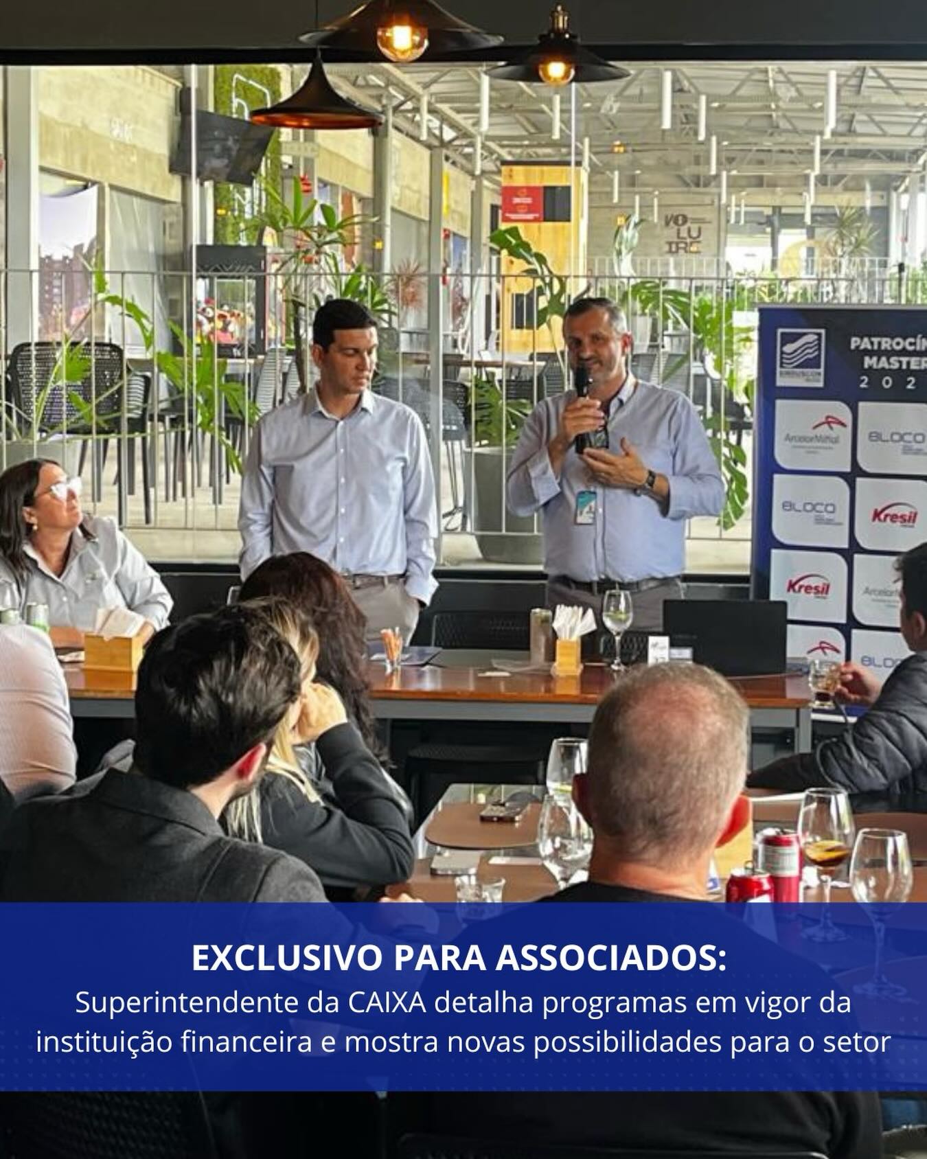 🏗️ A reunião-almoço mensal do Sinduscon/Pelotas reuniu associados do setor da construção civil para uma atualização estratégica sobre os principais programas habitacionais e linhas de crédito da CAIXA.
O superintendente executivo de Habitação – segmento varejo da CAIXA, Tiago Helgueira Nenê, apresentou temas como o programa Porta de Entrada, a Faixa 4 do Minha Casa, Minha Vida e as oportunidades de financiamento para retrofit de imóveis.
O encontro, realizado no restaurante Neptunia, reforçou a importância da aproximação entre o setor produtivo e os agentes financeiros para ampliar investimentos e impulsionar novos empreendimentos habitacionais na região.