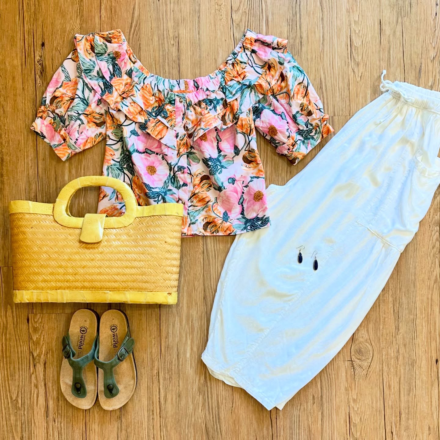 This has all the tropical vacation vibes, and it makes me want one real bad! πΊππ
The details:
Anthropologie top (NWT, msrp $90)
sz XXS (runs big, fits XS/S), $26
Free People balloon pants sz XS - SOLD
Natural World sandals (new) sz 39 - SOLD
Vintage tote, $28
Earrings, $20