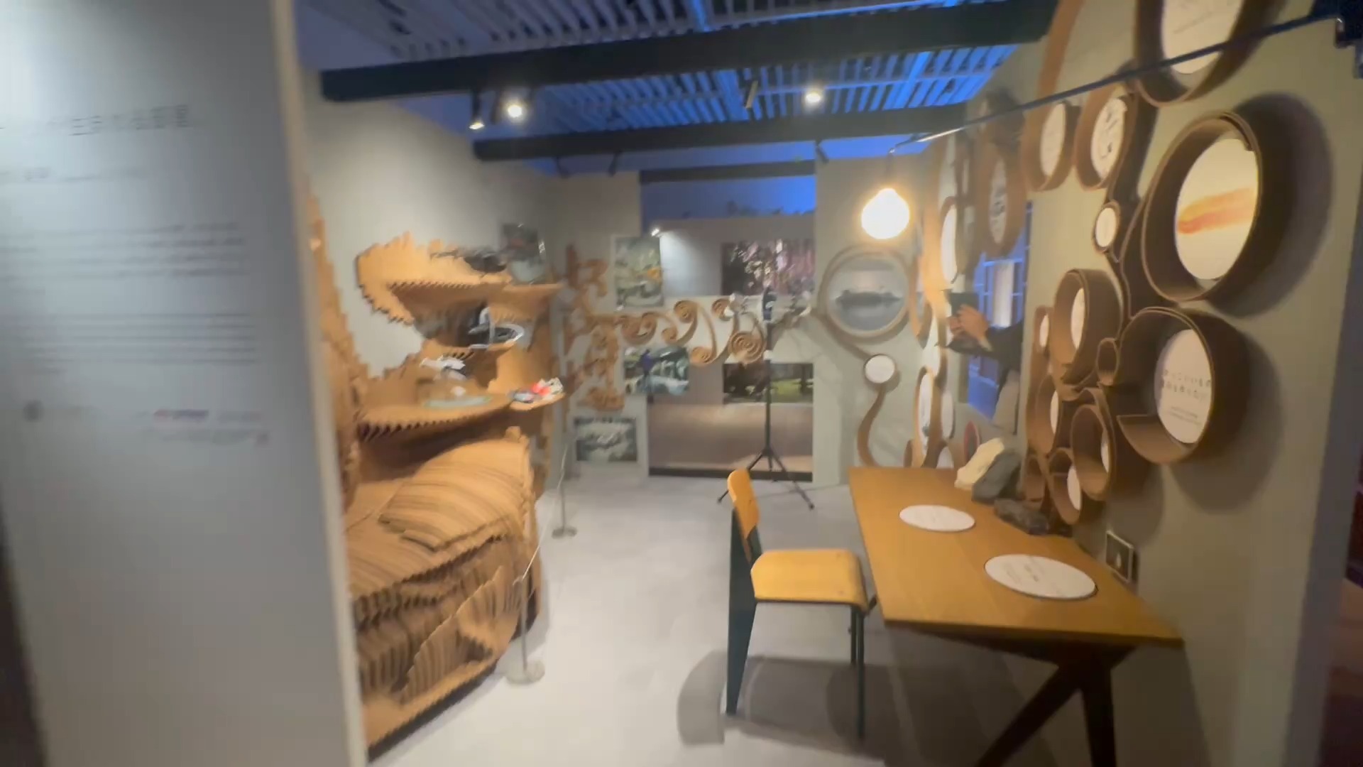 【TOKYO ROOMS|空間が“思考”から立体へ】
カーデザイナー 山本卓身氏による初の空間デザインプロジェクト。アイデアスケッチから始まった思考が、3Dデータ化を経て、実体として立ち上がる。
ExtraBoldは本プロジェクトにおいて、
3Dデータ作成から3Dプリントによる制作を一貫して担当。
・大型3Dプリンター「EXF-12」
・協働ロボット型3Dプリンター「REX-BUTLER」
を用い、トヨタ車体株式会社の環境配慮型素材TABWD®(ウッドプラスチック)で制作しました。
思考の流れ、曲線、レイヤーがそのまま空間となる展示です。
📍虎ノ門ヒルズ TOKYO NODE / 45F
📅 2026.05.17まで開催中
https://www.extbold.com/post/tokyorooms1
TOKYO ROOMS | From Sketch to Space
A spatial design project by automotive designer Takumi Yamamoto.
From concept sketches to 3D data,
his ideas are transformed into a physical space.
ExtraBold led the fabrication using:
・Large-scale 3D printer “EXF-12”
・Robotic 3D printer “REX-BUTLER”
Produced with environmentally conscious material
TABWD® (wood plastic by Toyota Auto Body)
A space where thoughts become form.
📍 TOKYO NODE, Toranomon Hills (45F)
📅 Until May 17, 2026
#TOKYOROOMS
#TOKYONODE
#ExtraBold
#3Dプリンター
#3DPrinting
#AdditiveManufacturing
#EXF12
#REXBUTLER
#Robotics
#TABWD
#サステナブル素材
#アップサイクル
#Architecture
#空間デザイン
#インスタレーション
#山本卓身
#トヨタ車体