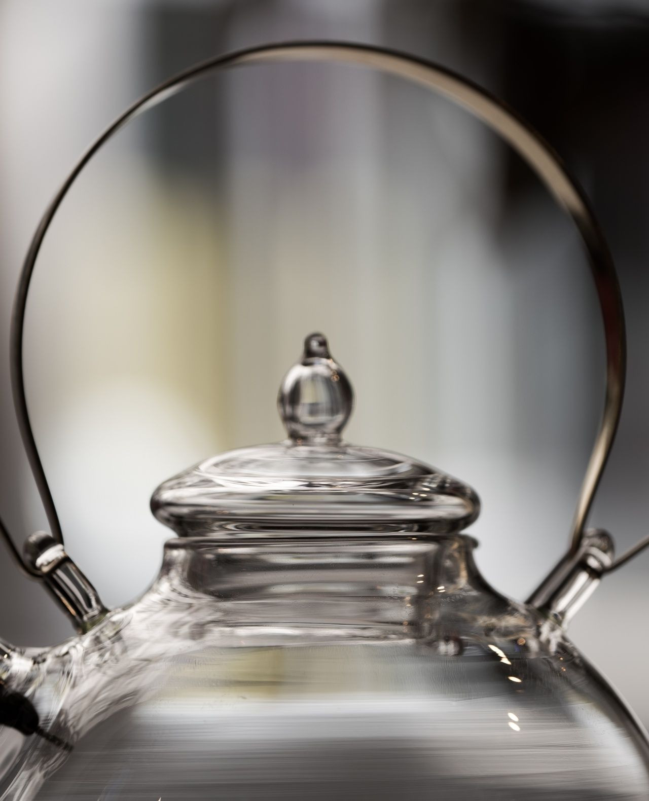 At the heart of Craft U is borosilicate glass — a material composed mainly of silica and boron oxide. @craft__u
Known for its heat resistance and chemical stability, it can be reheated and reshaped freely, allowing the maker to work with remarkable flexibility.
This process, known as flameworking, requires years of skill and control.
Each piece carries the trace of this technique — where technical mastery meets a sense of lightness and elegance.
A material once reserved for laboratories, now reimagined for everyday rituals.