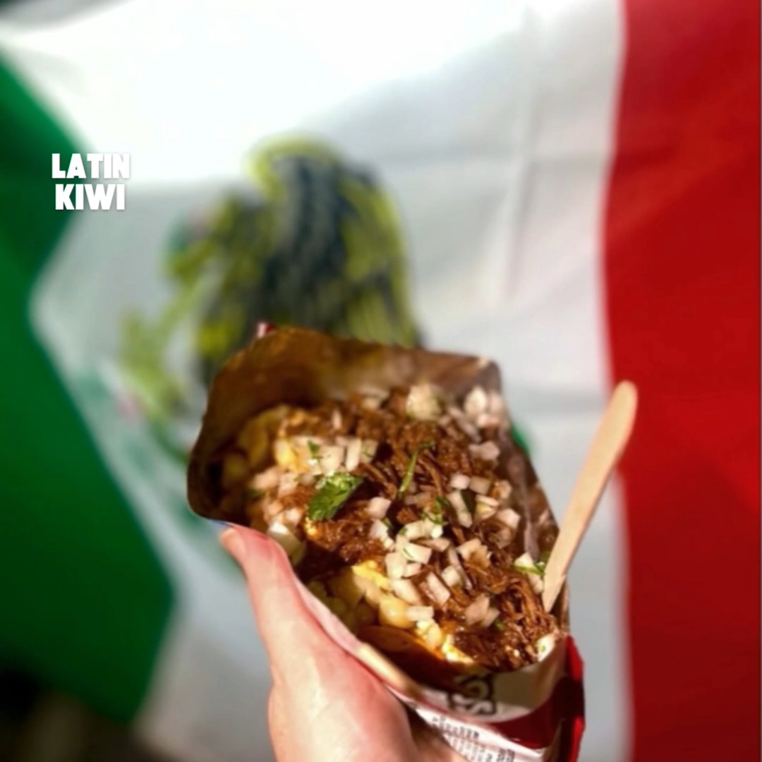 🌽🔥 ¡Sabor mexicano en Auckland que tienes que conocer!
Hoy te presento al chef mexicano @chef.jean.brito 🇲🇽, que está aventándose con todo para conquistar los Night Markets en Auckland con su nuevo proyecto
👉 @cornelio.nz Aquí vas a encontrar unos esquites y dorilocos con ese toque único, auténtico y bien mexicano que tanto se extraña 🤤✨ Si andas por los Night Markets, date la vuelta, apóyalo y dile que lo viste aquí 🙌
Y no olvides compartir este reel para que más gente conozca y apoye a nuestros latinos emprendedores en Aotearoa! 💪 Si quieres descubrir más historias como esta, sígueme en mis redes y en Latinkiwi YouTube. ¡Hay muchísimo contenido de nuestra comunidad latina en NZ! VIDEO COMPLETO EN LATINKIWI YOUTUBE
#LatinosEnNZ #AucklandEats #NightMarkets #ComidaMexicanaennz #EmprendedoresLatinos #Latinkiwi