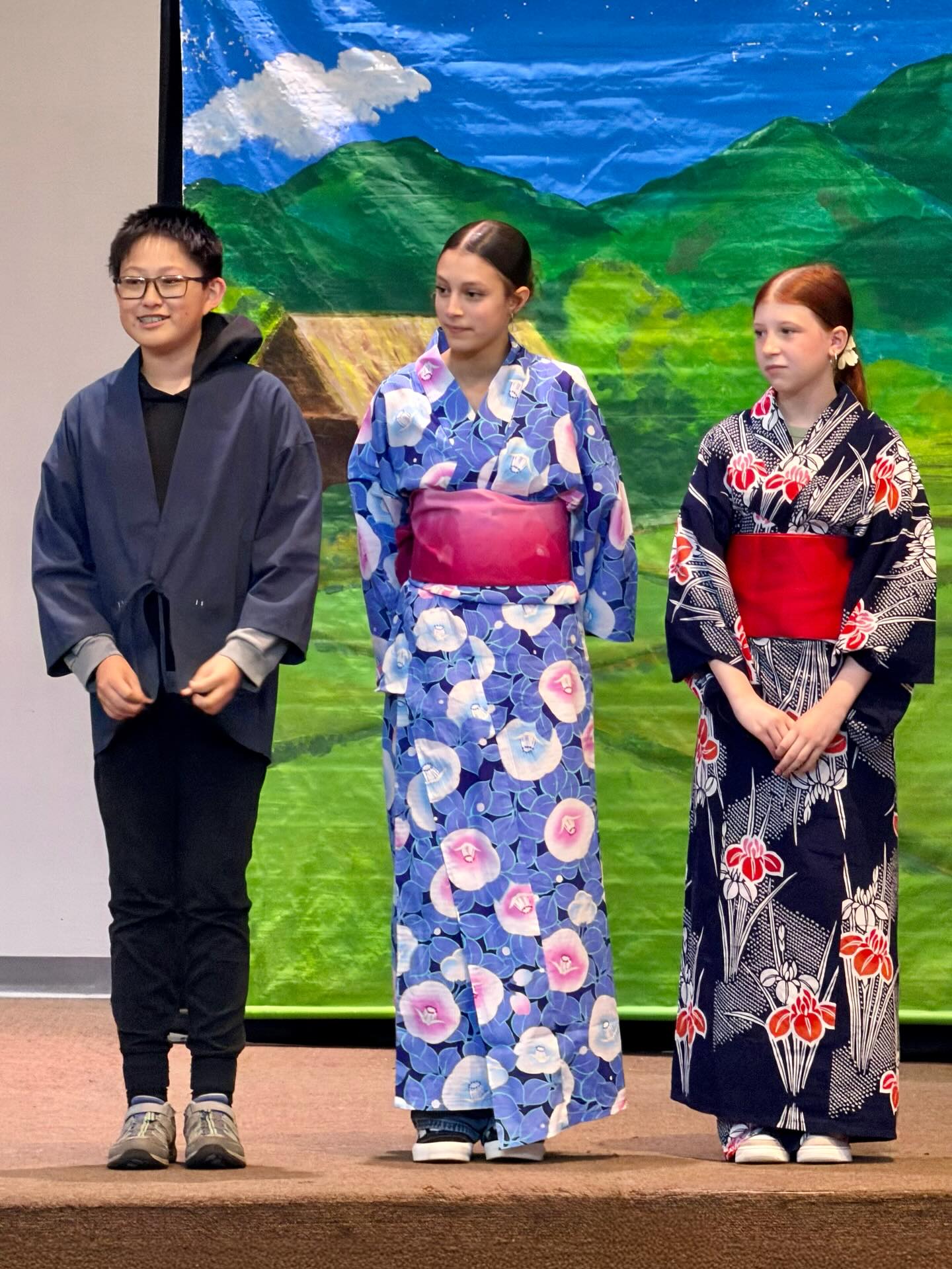 🌍✨Our school recently celebrated the World Languages Assembly, a joyful showcase of the students’ hard work and dedication over many months of practice. Through music, language, movement, and performance, students studying Spanish and Japanese shared pieces of the cultures they have been exploring, creating a meaningful celebration for the whole school community.✨
Photo credit: Maria K.
#ECS #eastsidecommunityschool #waldorf #worldlanguages
#culturalcelebration