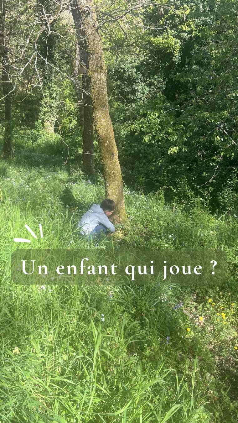 On dirait qu’il ne fait rien, assis au pied d’un arbre.
À regarder… quoi exactement ? Même moi je ne sais pas.
Mais il est resté là de longues minutes. Immobile. Absorbé.
Ce qui se joue en lui dans ces moments-là : la concentration, la patience, l’empathie pour le vivant...
Ça ne ressemble à rien de productif.
Et pourtant c’est exactement là que quelque chose se passe.
Offrir du temps dehors à un enfant, c’est pas toujours spectaculaire. Mais ce n’est jamais rien 💚
#naturepourenfants #missionsnature #enfantsnature #tempsdehors #familleaventurière #uneautreconnexion