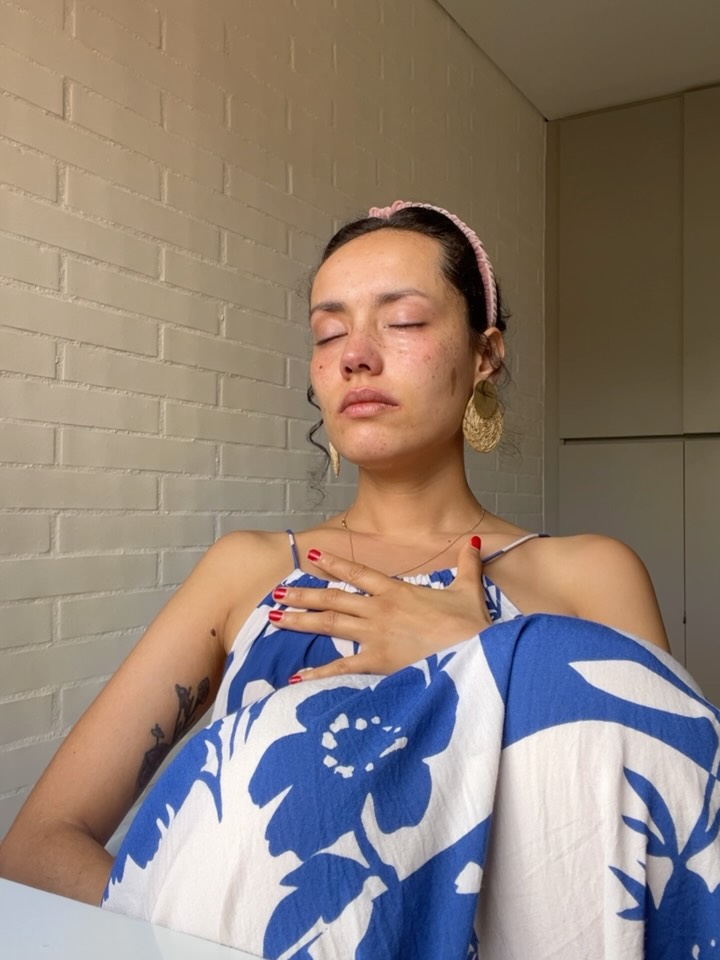 Hoy me desperté triste, maluca, con rabia con el mundo y, al mismo tiempo, curiosa e incluso alegre, porque soñé con guacamayas y un cóndor.
Mientras transcurría la mañana, entre el desayuno y el suspiro de ver el sol, volví a caer en ese desasosiego.
Sabía exactamente por qué. Entonces salió una lágrima y me senté a llorar un rato, mirando por la ventana.
Y ahí me di cuenta de que llevaba semanas en un pico de alegría: ovulación, hormonas, placer, deseo, gozo. Y en medio de esa expansión no me había detenido a sentir una tristeza que venía gestándose desde hace días.
Cuando estamos arriba, aparece esa voz que dice: hagamos más, no pares, sigue, resuelve. Y entonces no sentimos más profundo.
Dicen que detrás de la rabia hay dolor, hoy lo sentí. Estás enojada porque algo te dolió, porque algo atravesó tus límites, y eso duele. La rabia es una forma de protección.
Y esas lágrimas estaban ahí, contenidas, represadas por el ritmo del día a día.
Por eso amo mi ciclo femenino. Porque ahora, entrando en mi luna (sangrado), mi energía cambia. Llega la pausa, el silencio y la escucha.
Hoy me di el permiso de parar, de llorar, de sentir más profundo, de sostenerme en ese llanto y dejar que se mueva.
Muchas mujeres que acompaño llegan a mí porque suelen hacer lo contrario: huyen de la emoción, hacen más para distraerse, viven en la mente porque sienten que si paran, todo a su alrededor se puede caer.
Pero para poder sostener, crear y seguir, es necesario parar. Así como la luna tiene sus fases, hay momentos de expansión, y otros de recogimiento.
A veces lo que necesitamos es más simple de lo que creemos: presencia, silencio y acompañarnos.
Hoy hice esta práctica somática muy simple. Te la comparto, llevé mi mano al corazón y la moví suavemente en círculos, con una presión amorosa. Luego respiré, una mano en el vientre y otra en el corazón, y me quedé ahí.
Eso fue lo más amoroso que pude darme hoy.
Esto me recuerda que está bien sentir.
Si estás desconectada de tus ritmos y no sabes qué hacer con lo que sientes, daré una masterclass gratuita sobre el Ciclo Femenino, y cómo sostenerte en cada fase, sin exigencia.
💌 Comenta CICLO y te envío la información.