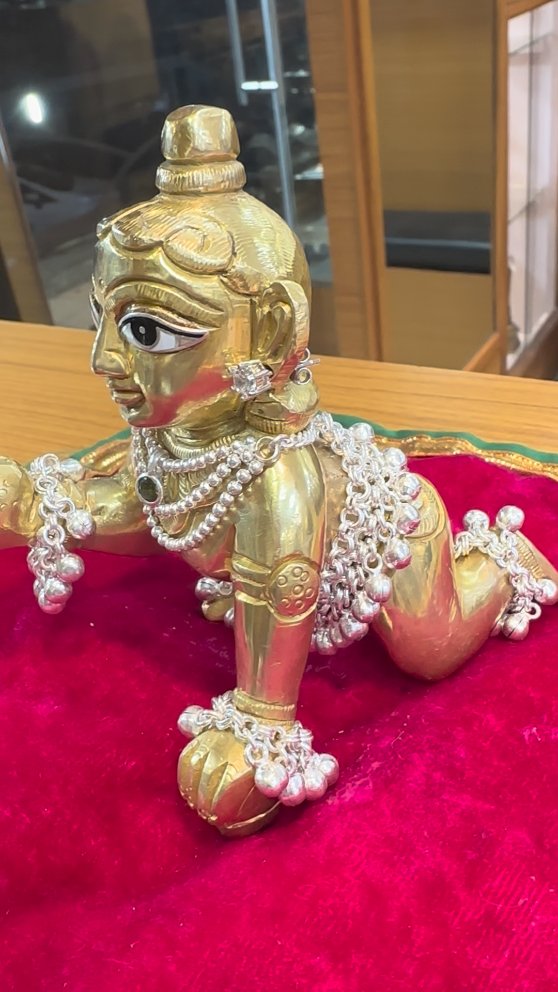 Lala ji no shringar toh dil jeeti le evo... 💙✨
Prem thi banavelu, bhakti thi sajavelu. 🙏🏻
Where devotion meets luxury✨ Watch Lala ji shine in our handcrafted silver jewellery—created with intricate detailing, timeless elegance, and pure devotion. Every piece is designed to adorn divinity with grace. 🙏💙
1. Kalgi – Shahi handcrafted kalgi with kundan embellishments and morpankh, giving Lala Ji a truly royal and divine look.
2. Swarovski Earrings – Sundar silver earrings studded with sparkling Swarovski stones, adding grace and shine to the shringar.
3. 3 Line Mala – Three-layered mala with rich emerald touch, crafted to give a grand and elegant appearance.
4. Medium Length Set – Perfectly balanced necklace set, ideal for rojnu shringar as well as festive occasions.
5. Long Chain with Peacock Pendant – Long silver chain with beautifully crafted peacock pendant, symbolising beauty and shobha.
6. Nose Pin – Delicate flower silver nose pin, adding a soft and charming finishing touch.
7. Double Line Kandora – Double-layer kandora designed to bring richness and traditional beauty to the attire.
8. Googri Bracelets – Lovely silver bracelets with googri detailing, creating a festive and classic charm.
9. Googri Kada – Beautiful kada with timeless googri craftsmanship, completing the royal shringar perfectly.
10. Flute – Finely crafted silver bansuri, symbolising Kanha ni madhur leela and adding divine charm.
11. Cow – Graceful silver gaay mata accessory, representing purity, प्रेम and Krishna bhakti.
✨ Bhakti thi rachayelu, prem thi sajayelu. ✨
Background Voice Credit : @gujju_vatodiyan