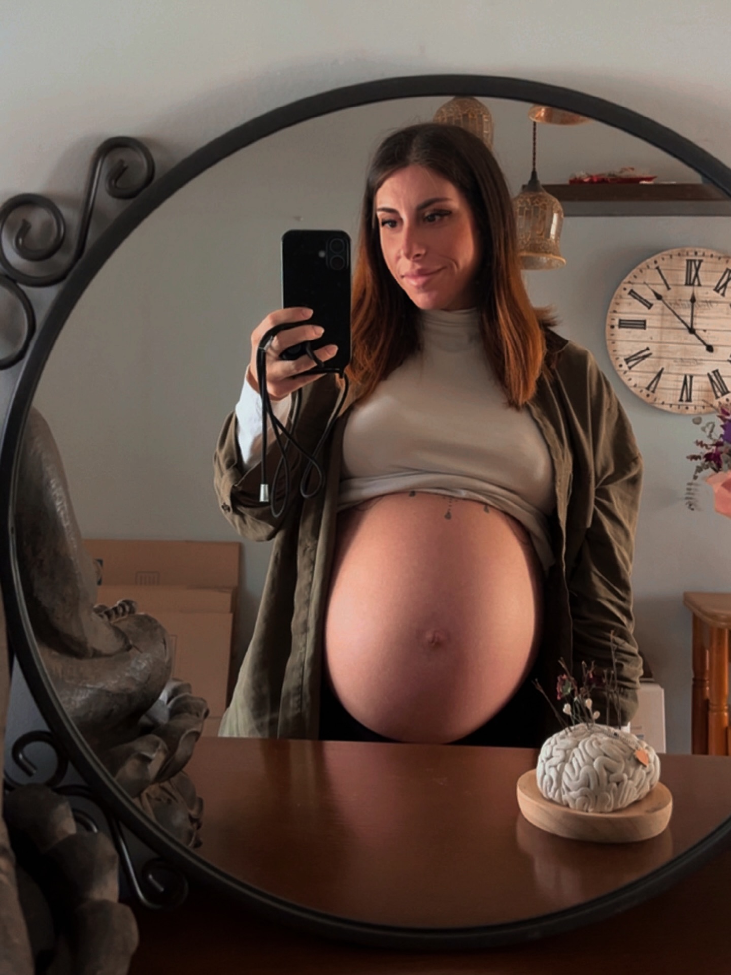 Si estás viendo este post; significa que he sido mami. Estoy de baja de maternidad, transitando una etapa muy importante y transformadora en mi vida.
Quienes me conocéis sabéis que soy bastante reservada con mi intimidad. De hecho, esto es algo que he querido proteger mucho. Me he planteado en varias ocasiones si compartirlo o no, porque creo profundamente que cada proceso es único y merece su propio espacio.
Y, al mismo tiempo, también siento que es importante dar contexto.
Sobre todo para aquellas personas que estáis pensando en iniciar vuestro proceso terapéutico o que me habéis escrito estas semanas para pedir iniciar terapia. Pido paciencia ya que iré respondiendo a mi ritmo🙏🏼
@cocoropsicologia sigue activo con las maravillosas psicólogas del equipo sosteniendo cada proceso con la misma esencia con la que nació: cuidado, profundidad y acompañamiento. Somos un equipo de psicólogas que compartimos mirada, enfoque y forma de estar en terapia.
Ahora mismo, son ellas quienes están acompañando, escuchando y sosteniendo cada historia con la sensibilidad que define a Cocoro.
Yo, por ahora, estoy en pausa♥️