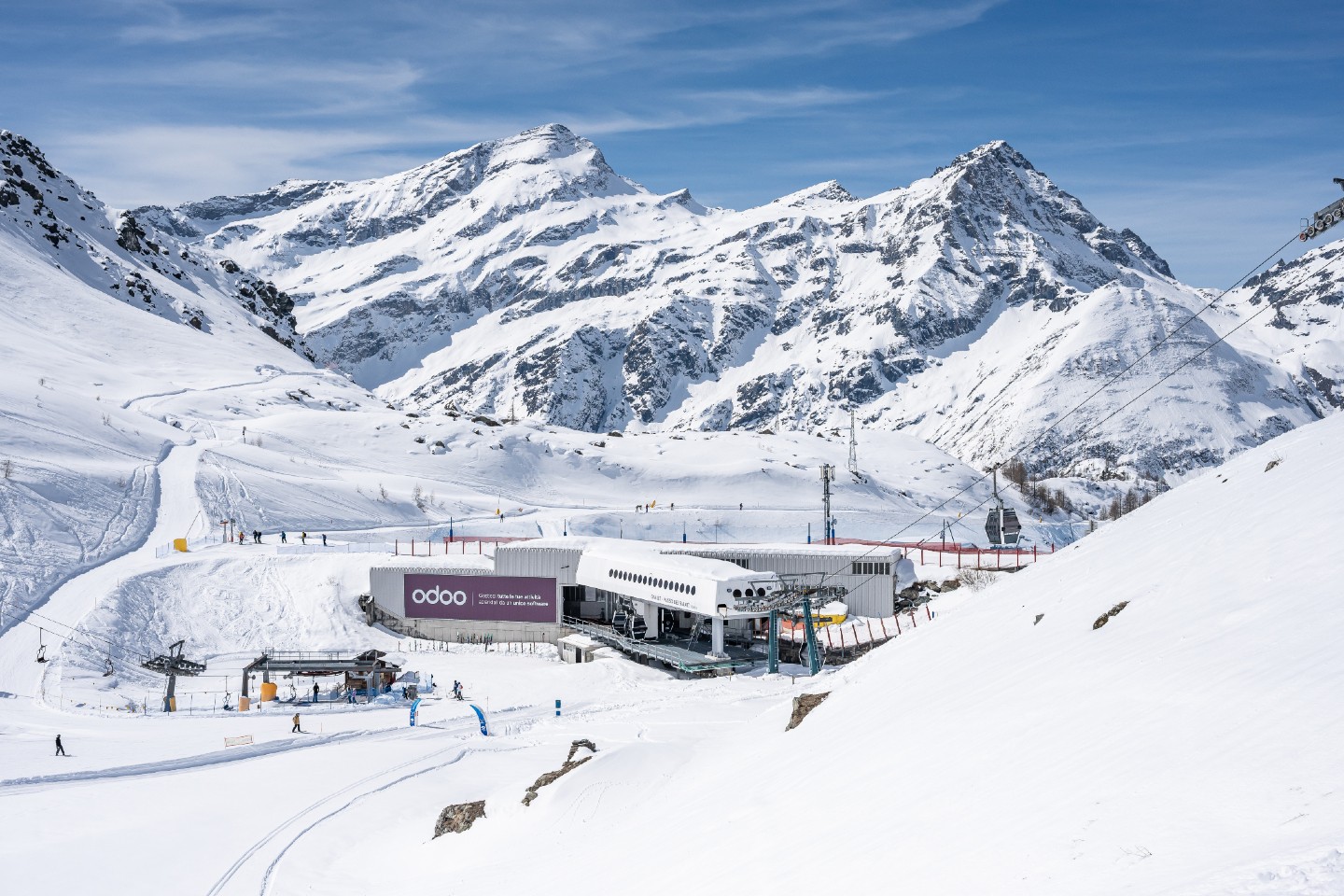 Advertising with a view.
When your billboard comes with a mountain range backdrop and your audience is on vacation mode, something different happens. 🪧⛰️
People actually look.
They remember.
They're present in a way that's increasingly rare.
This is alpine out-of-home: premium placements where your brand becomes part of the best day of someone's year.
#alpineooh