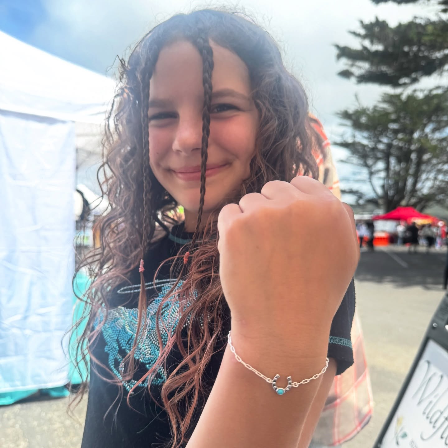 One of my most favorites from my Permanent Jewelry booth this weekend at Bodega Bay Fisherman’s Festival ❤️🌊🧜🏼♀️ mamaoftwofoxes #permanentjewelry #wildflower #salon #keepcotatiweird #jewelry