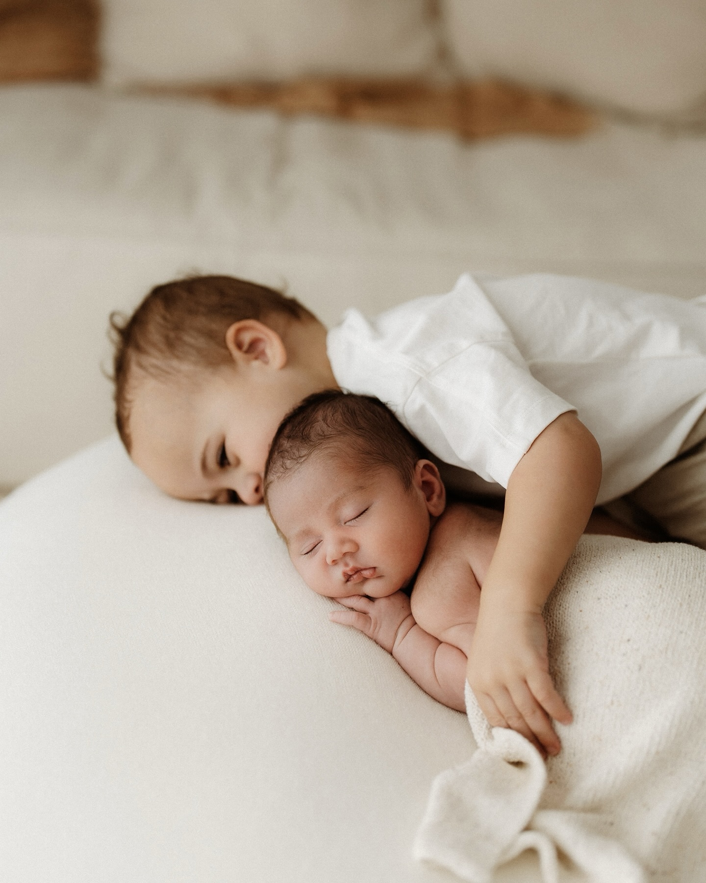 Toddlers during a newborn session = a little bit of chaos and a whole lot of magic ✨