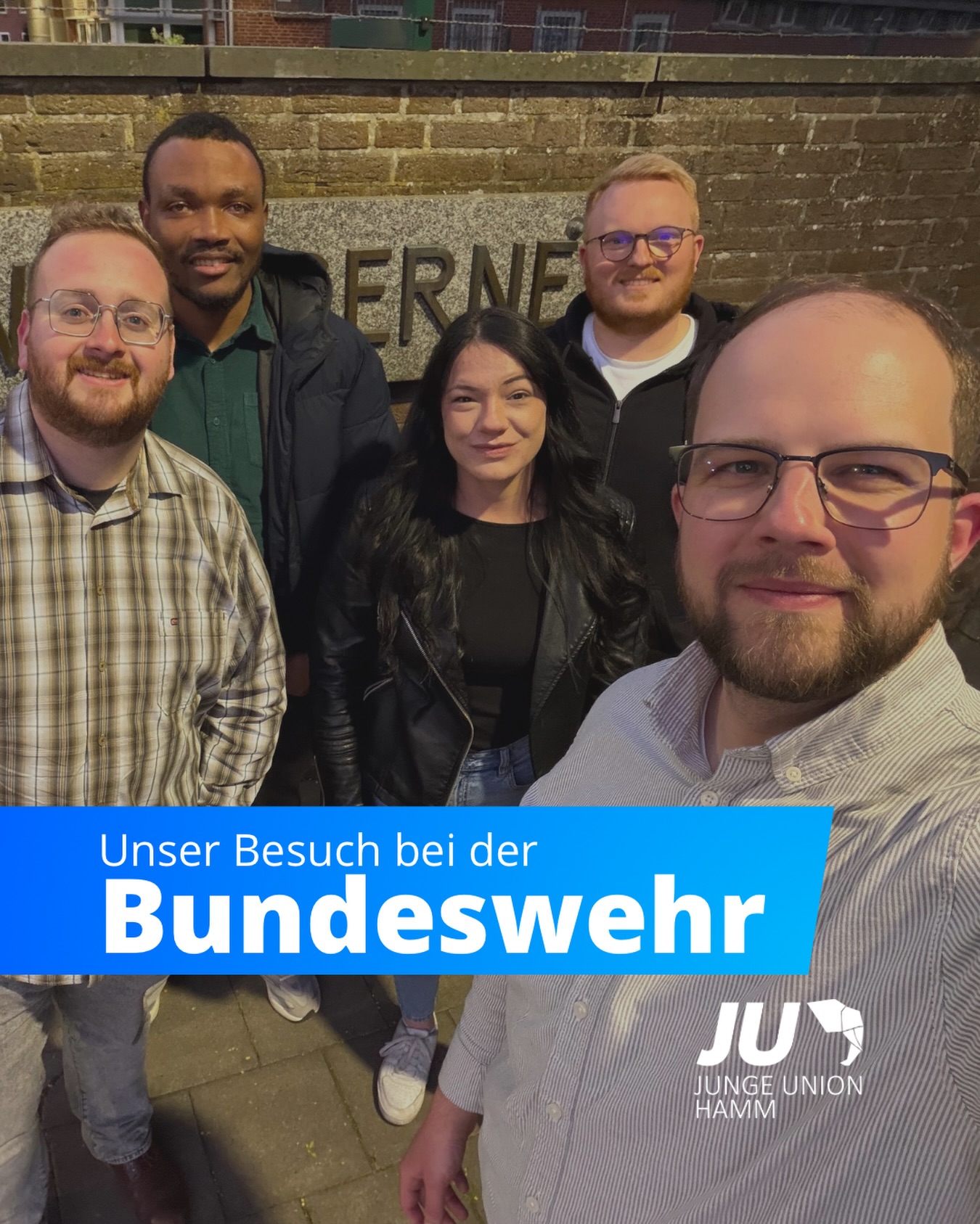 Storytime aus Münster 👀
Wir waren beim Heimatschutzregiment 2 zu Besuch.
Start mit Empfang durch den Kommandeur und ehrlichen Einblicken in Auftrag und Alltag. Danach direkt raus zum Drohnenübungsplatz. Technik live zu sehen ist nochmal etwas ganz anderes.
Auf der Liegenschaft viele Gespräche mit Soldatinnen und Soldaten. Offen, direkt, ohne Filter.
Highlight war der Truppenübungsplatz. Im Gelände selbst erlebt, unter welchen Bedingungen trainiert wird und Teile der Ausrüstung ausprobiert. Spätestens da bekommt man echten Respekt.
Danke für den offenen Austausch und diesen intensiven Tag 🇩🇪
#Bundeswehr #Heimatschutz #Münster #JUHamm #sicherheit