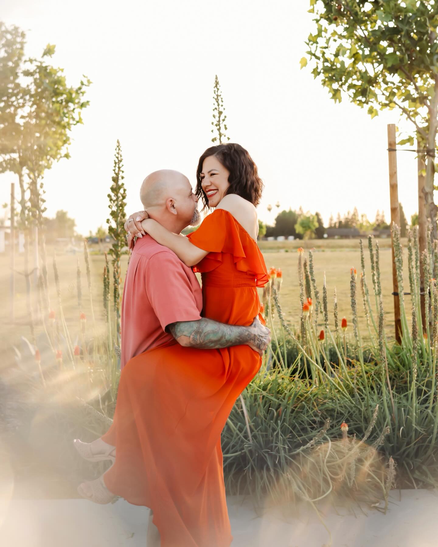 Meeting these two felt so easy from the start! We ended up talking music, laughing a lot, and just letting this beautiful location guide our shoot!
Their connection speaks for itself- and you can just feel it in every frame! 🥹🔥😩 I can’t wait for their wedding day! 💍