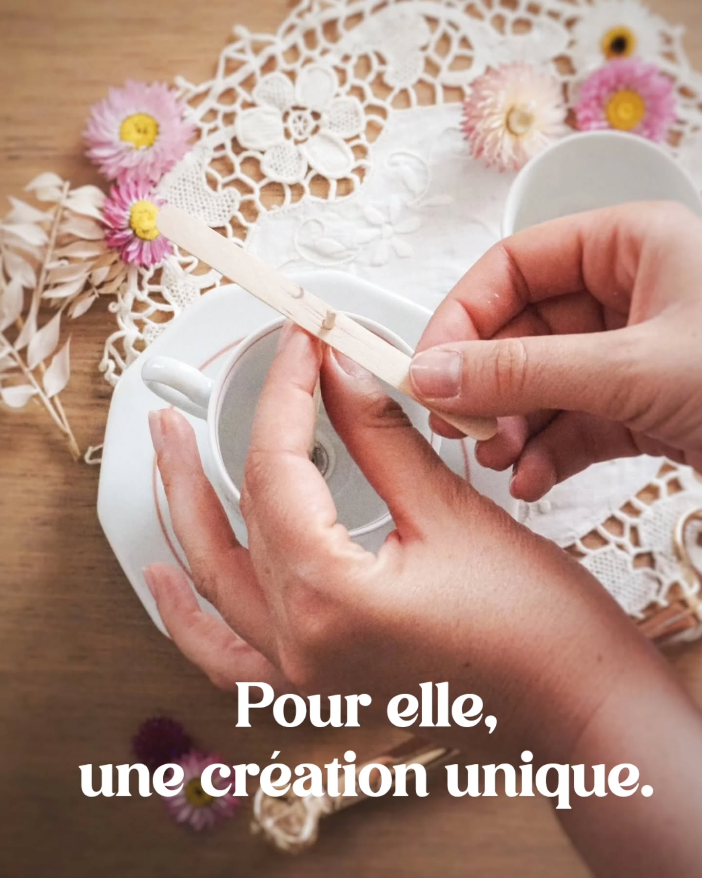 Un cadeau unique pour une maman unique...
🌸🕯️🌊
Le mois de mai s’installe doucement sur la presqu’île et, à l’atelier, l’effervescence des préparatifs de la Fête des Mères bat son plein.
J’ai imaginé pour vous trois coffrets exclusifs, pensés comme des parenthèses de douceur et de nature.
À l’Atelier Salem, chaque création est façonnée à la main. Ici, pas de série industrielle : je chine chaque tasse pour lui donner une seconde vie, je sélectionne chaque fleur séchée avec soin et je ramasse les coquillages sur nos plages de Quiberon pour créer des objets qui ont une âme.
Découvrez nos trois éditions limitées :
🌸 Flowers Lovers : L'élégance du vintage avec une bougie dans une tasse chinée, accompagnée de sa suspension fleurie et d'une bougie moulée petite pivoine. Choisis la couleur de ton coffret et la composition de tes fleurs, la couleur de ta bougie hortensia et ta tasse s'accorderont en rose ou en bleu !
❤️ Je fonds d’amour : Pour les amatrices d'ambiances parfumées, avec un brûleur élégant et une sélection de 8 fondants avec nos plus belles fragrances.
🌊 Mèr(e) veilleuse : Un hommage à notre côte sauvage avec une bougie coulée dans une véritable coquille Saint-Jacques, une suspension incrustée de coquillages et un bougie moulée coquillage.
✨ Comment ça marche ?
Ces coffrets sont disponibles dès maintenant en précommande sur le site. Cela me permet de préparer chaque création avec toute l'attention qu'elle mérite et de vous garantir une réception à temps pour le jour J.
⚠️ Édition très limitée : Chaque coffret étant composé de pièces uniques (notamment nos tasses chinées), les stocks sont restreints.
🙌 Le retrait peu se faire en boutique @unpetitgoutde_theshop 22 rue de Port Maria ou par envoies via le site.
👉 Lien dans la bio pour accéder au formulaire de réservation !
Merci de soutenir l'artisanat local et de choisir des cadeaux qui racontent une histoire. ✨
Photo 📷 : @celineguyot.photo
#ateliersalem #quiberon #fetedesmere #artisanatfrançais #cadeauunique