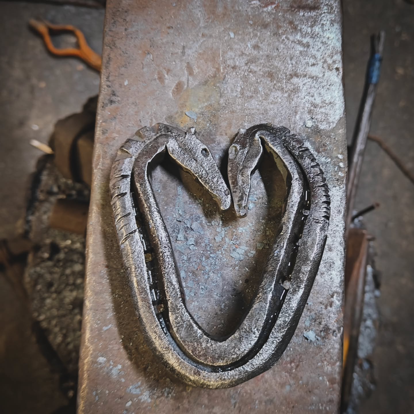 Usually I'm not a fan of horse shoes, but Neil made a beautiful use of one last night in the evening class. Bravo sirππ»ππ»ππ»ππ»
book your place @ www.hotmilkforge.com
#learntoblacksmith #blacksmithingclasses #mindfullness #forgedinfire