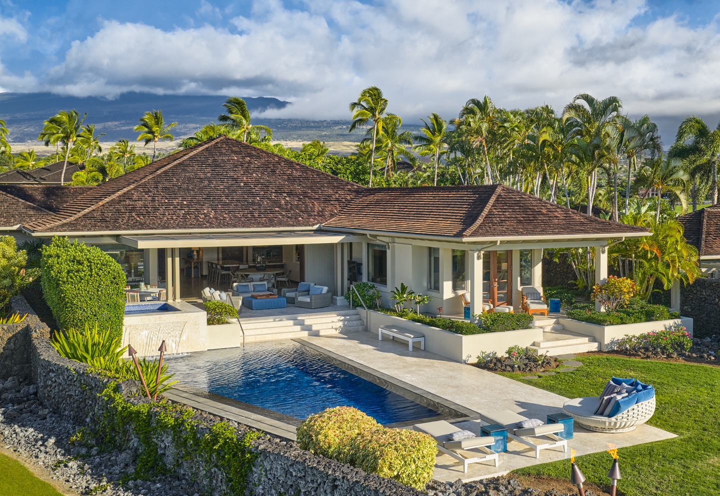 “Amazing place. Convenient and really nice layout. We had 9 people and everyone was super comfortable.” “Best vacation ever! Beautiful views, fabulous location!”
Reserve your stay at the Waiulu Golf & Ocean View Estate and end your days with the most EPIC sunsets. www.Kemakama.com