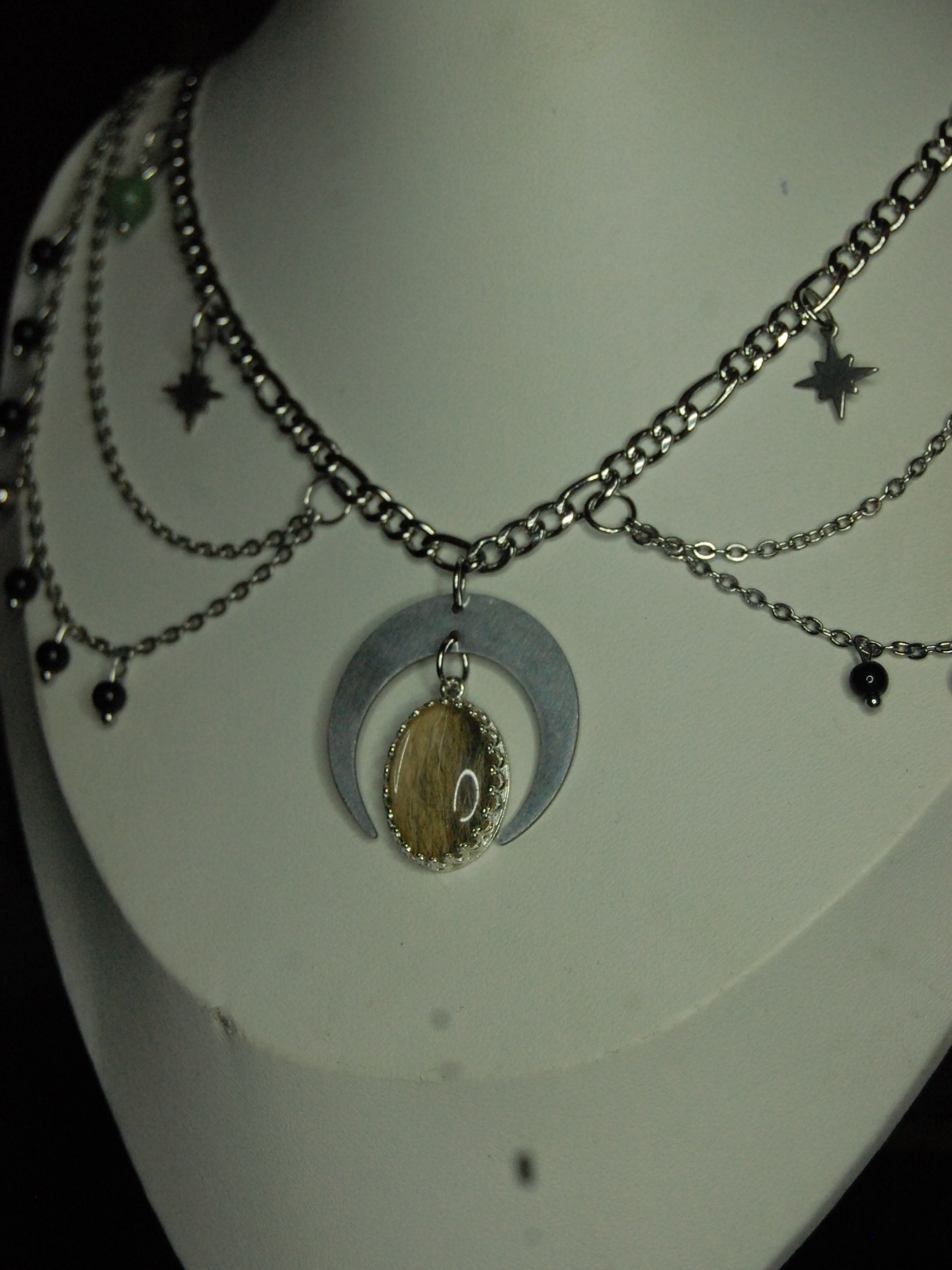 𝕻𝖊𝖙 𝕸𝖊𝖒𝖔𝖗𝖎𝖆𝖑
Réalisation d’un collier mémoriel sur mesure en l’honneur de Caramel🐱 pour sa gardienne Clara ✨
Inclusion poils - cabochon de verre serti - perle d’aventurine pour la couleur des yeux
Si tu veux qu’on crée ensemble le bijoux de tes rêves pour garder un souvenir éternel de ton compagnon à la hauteur de ton amour pour lui, tu peux m’envoyer un message privé ou me contacter via mon site (lien dans la bio)💌
Collier mémoriel à breloques
Bijoux mémoriaux faits main, animaux de compagnie, souvenirs, commémoratifs