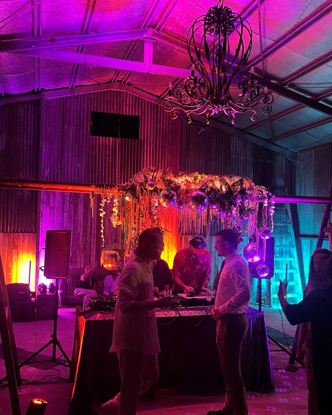 Clean sound, warm lighting, great people. This is what we love 🙏