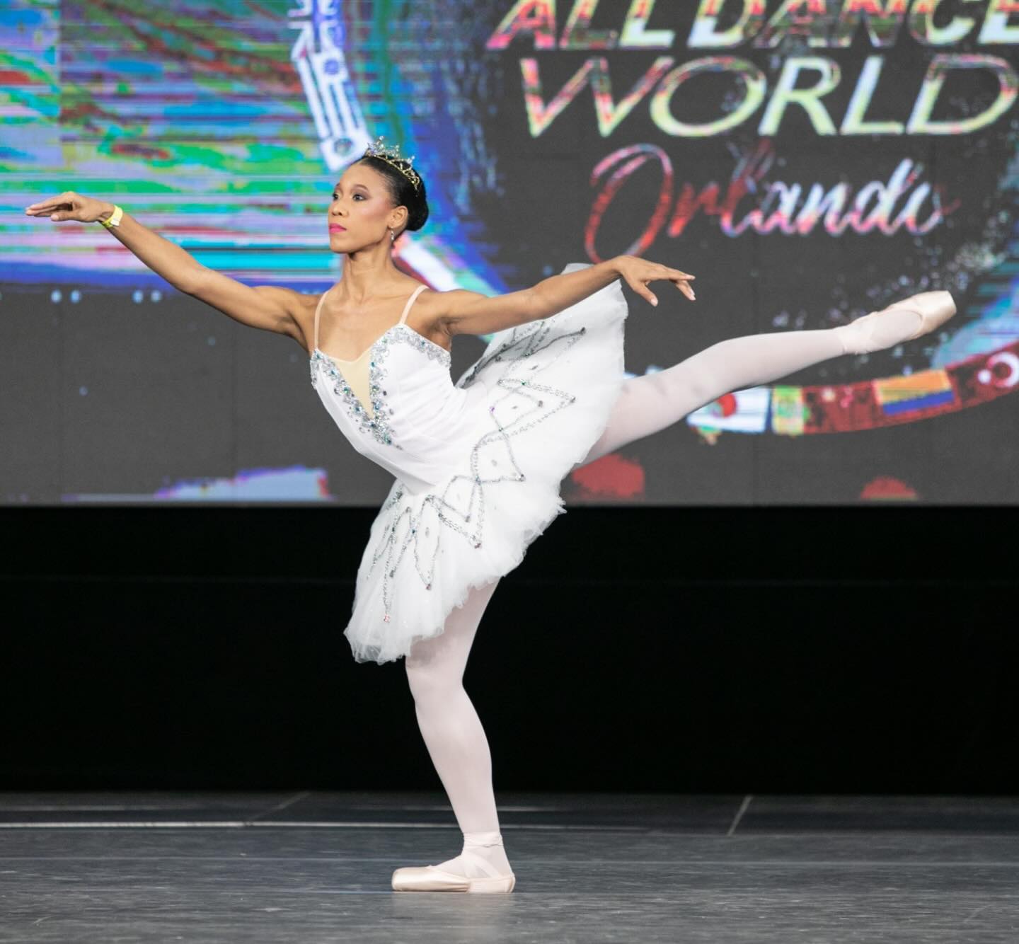 Feliz Día de la Danza ✨
A los que viven de ella, a los que se divierten con ella, a los que aprenden de ella, a los que se disfrutan de ella y a los que se retan con ella 🥰
Uff tenía rato que no escribía mensajes largos por aquí 🤭
Hubo un tiempo que romantizaba la danza (y mi vida dentro de ella), la veía como algo perfecto por lo que valía la pena sufrir toda y cada una de las penas (y dolores), mi yo dentro de la danza era lo único que veía de mí.
Hasta que un día me lesioné y el mundo como lo conocía ya no tenía sentido, y así como me tocó redefinirme y reconocerme me tocó con la danza.
Aunque sigo amando la Danza igual que esa versión mía que la veía con ojos románticos, ahora la quiero en mi vida desde otra realidad: una que entiende que primero soy humana que bailarina, que mi valor no se define por cuantos giros haga o qué tan increíbles sean mis disociaciones, que aunque en efecto bailar a veces duele no siempre ese dolor es bueno y a veces dejar de moverse es el más grande acto de amor que puedes darte a ti misma y a la danza.
DIOS ha usado la Danza para enseñarme las más increíbles lecciones de vida y siempre estaré agradecida por formar parte de esos arriesgados que decidimos escoger las artes como estilo de vida ✨
#DiadelaDanza #Ballet #Ballerina #Dancer #Bailarina