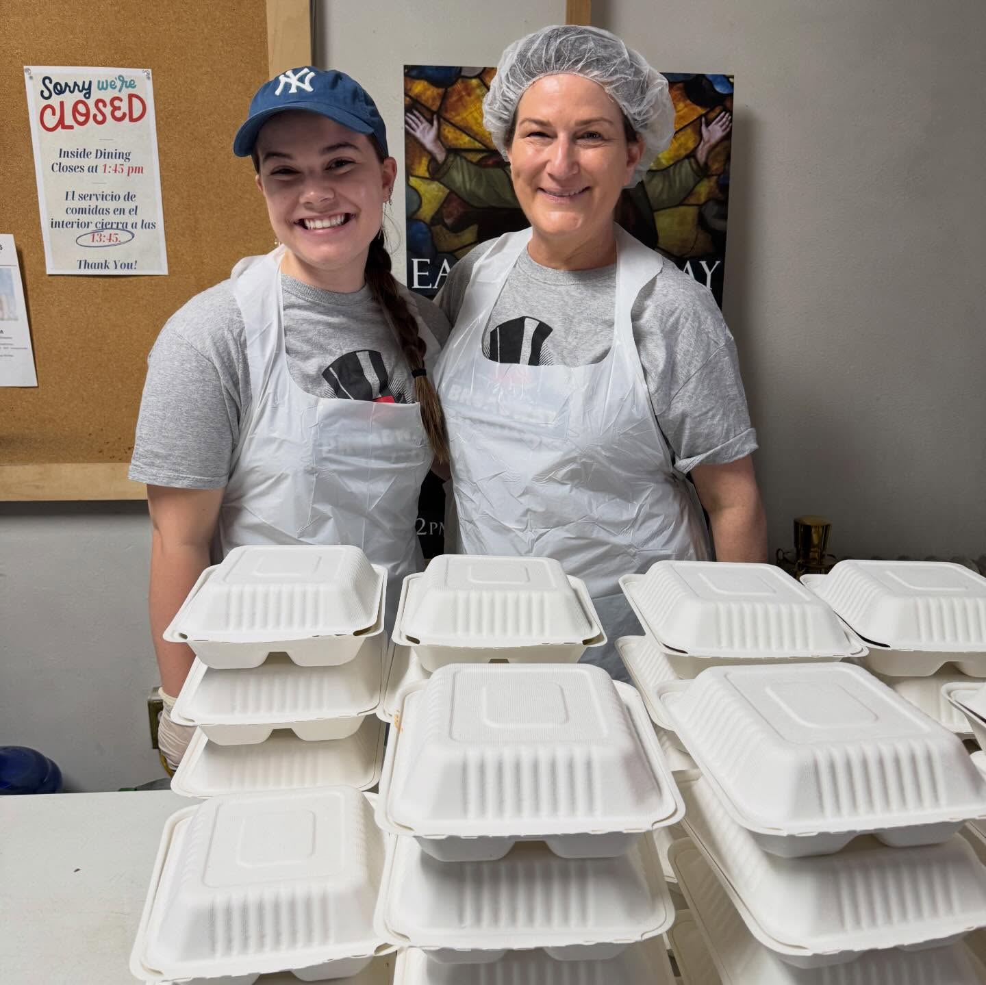 It’s the first Tuesday of the month, which means @bwayserves is working the line @stlukessoupkitchen_nyc ! We had a stellar group of volunteers with lots of newbies, which we love to see. Shoutout to @anagasteyer who joined us this afternoon following her @thetonyawards nomination for Best Featured Actress in a Musical. ✨ Congratulations! ✨
We’re back at St. Luke’s on 5/21 for their Kitchen Tasks shift. Visit broadwayserves.volunteerhub.com to join us!