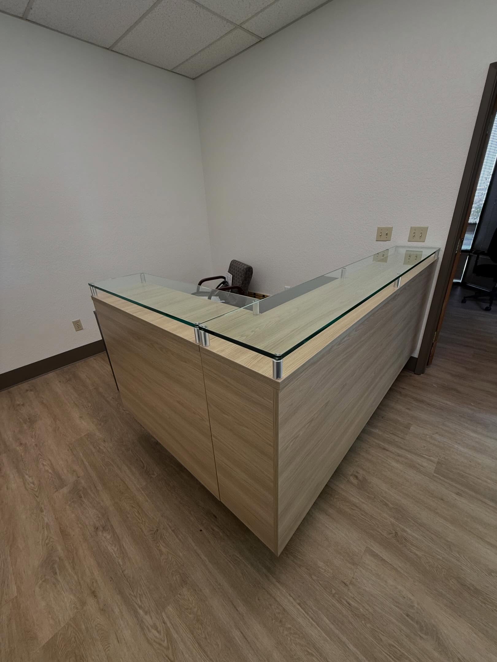 The perfect blend of modern and warm. 🤝 This custom Maverick reception piece features a Charcoal and Cappuccino two-tone finish with a elevated glass top.
#OfficeDesign #ReceptionDesk #MaverickDesk #OfficeFurniture #InteriorDesign