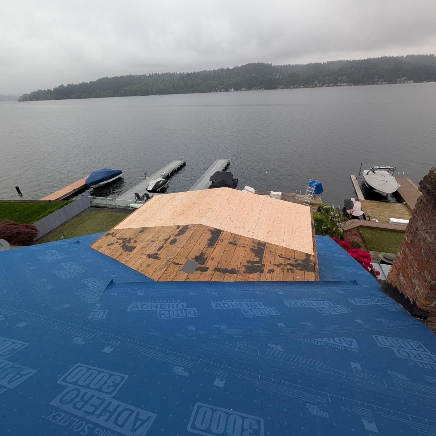 Matt reframed this dormer roof and now we have all the Adhero wrapped! On to the curb for insulation/roof drip edge. We went with a 2x4 "L" so that the outer face planes with the fascia but we still have a place to nail it on with backing underneath. We'll place a layer of 1.5" rigid foam first and then 2" foam will cover the bottom side of the L. You'll see.
#highperformancebuilding #highperformancehomes #buildingscience