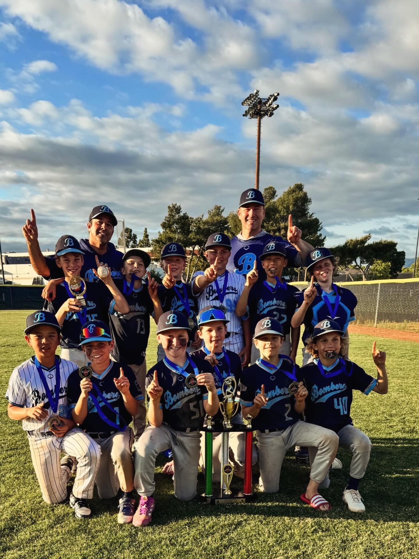 Coach Osher’s 10u Bombers squad went undefeated over the weekend, winning the Open division of the USSSA Cinco de Mayo Classic. The team played fundamental baseball on Sunday, walking just two batters and committing only 1 error, across 12 innings. Congrats to Co-MVP’s George Ellis (7-10, 4 IP, 0 ER), Grant Sellers (5-8, 4 IP, 5 K’s), Ford Hedrick (5-7, 5 SB), and Oliver Parrett (7-11, 2 HR). #bombersbaseballmarin