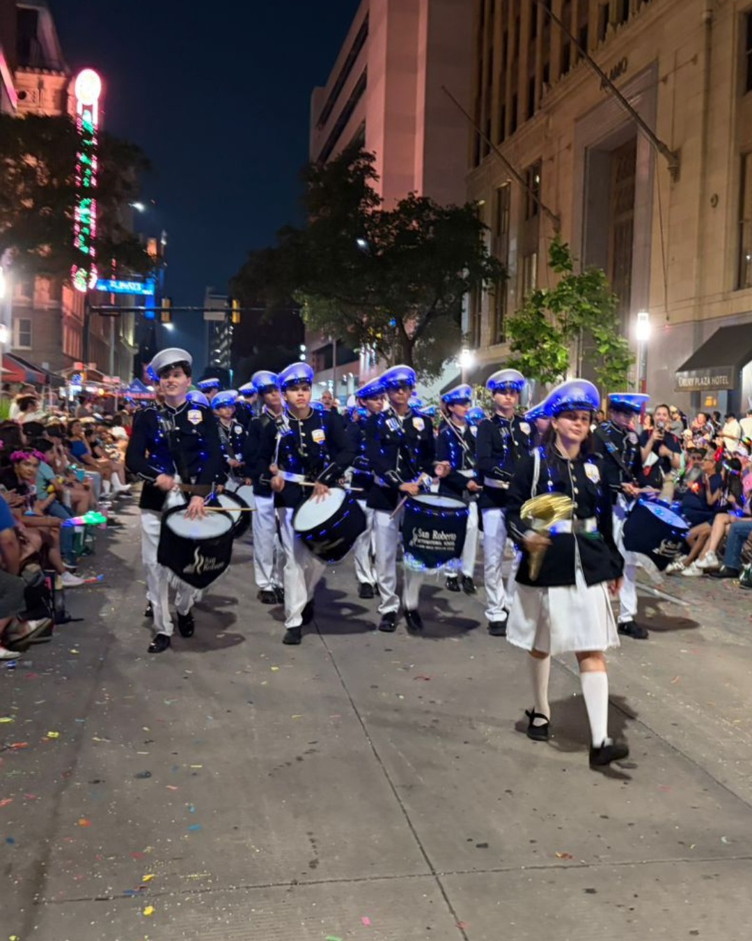 We are proud to share that our students from the Marching Band and Color Guard participated in the “Fiesta Flambeau Parade” on April 25 in San Antonio, Texas. This is one of the most important nighttime parades in the United States, drawing around 800,000 attendees and more than 1,000,000 television viewers.
Our students represented Mexico before this large audience with discipline, pride, and a deep love for their heritage. It was a very emotive moment to witness the joy of the crowd and the enthusiasm of the parents, who were delighted to see our flag waving proudly.
#WeAreISR