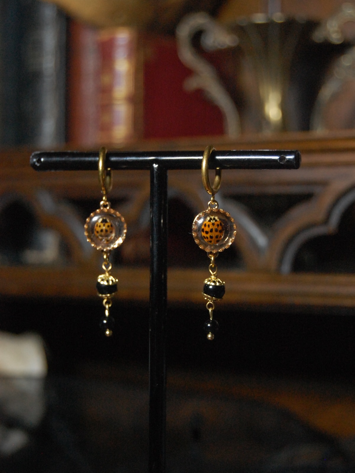 𝕮𝖔𝖈𝖈𝖎𝖓𝖊𝖑𝖑𝖎𝖉𝖆𝖊 𝕿𝖊𝖓𝖙𝖔𝖗𝖎𝖚𝖒
Boucles d’oreilles ornées de coccinelle 🐞 et de perles d’onyx🖤
Source éthique🌿
Disponible sur la boutique en ligne (lien dans la bio)
Bijoux alternatifs curiosités faits main, victorien gothique
Bijoux insectes
