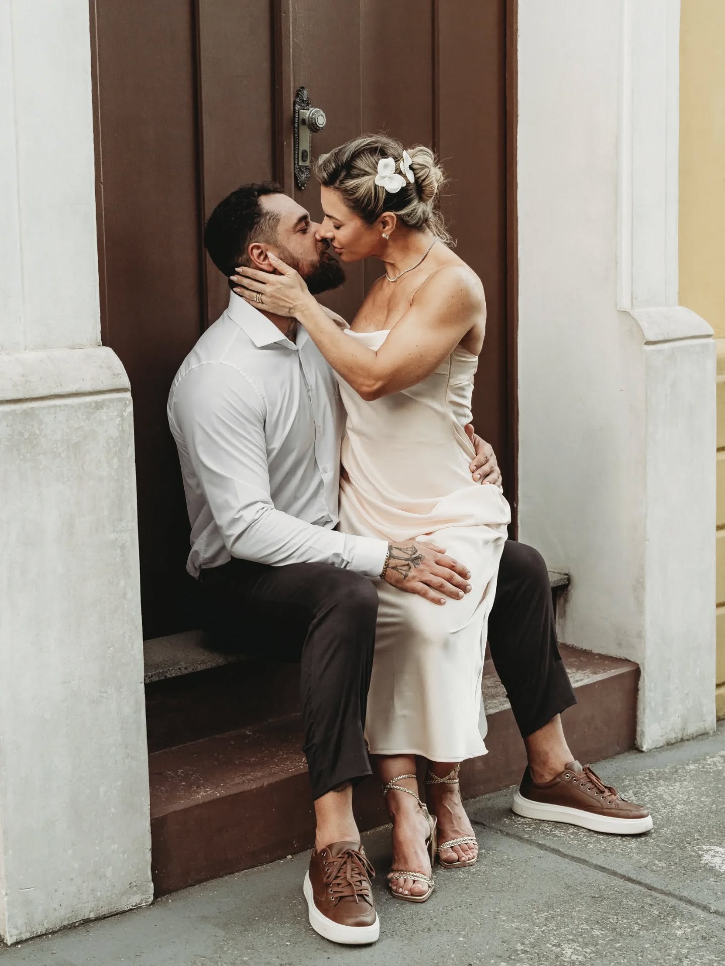 O amor é um cultivar
Não no sentido bonito e previsível das metáforas prontas, mas no trabalho real de manter algo vivo
Amar não é só sentir é sustentar. É prestar atenção quando seria mais fácil ignorar, é ajustar o que não funciona, é aceitar que nem tudo cresce no ritmo que a gente quer
Luana e Guilherme