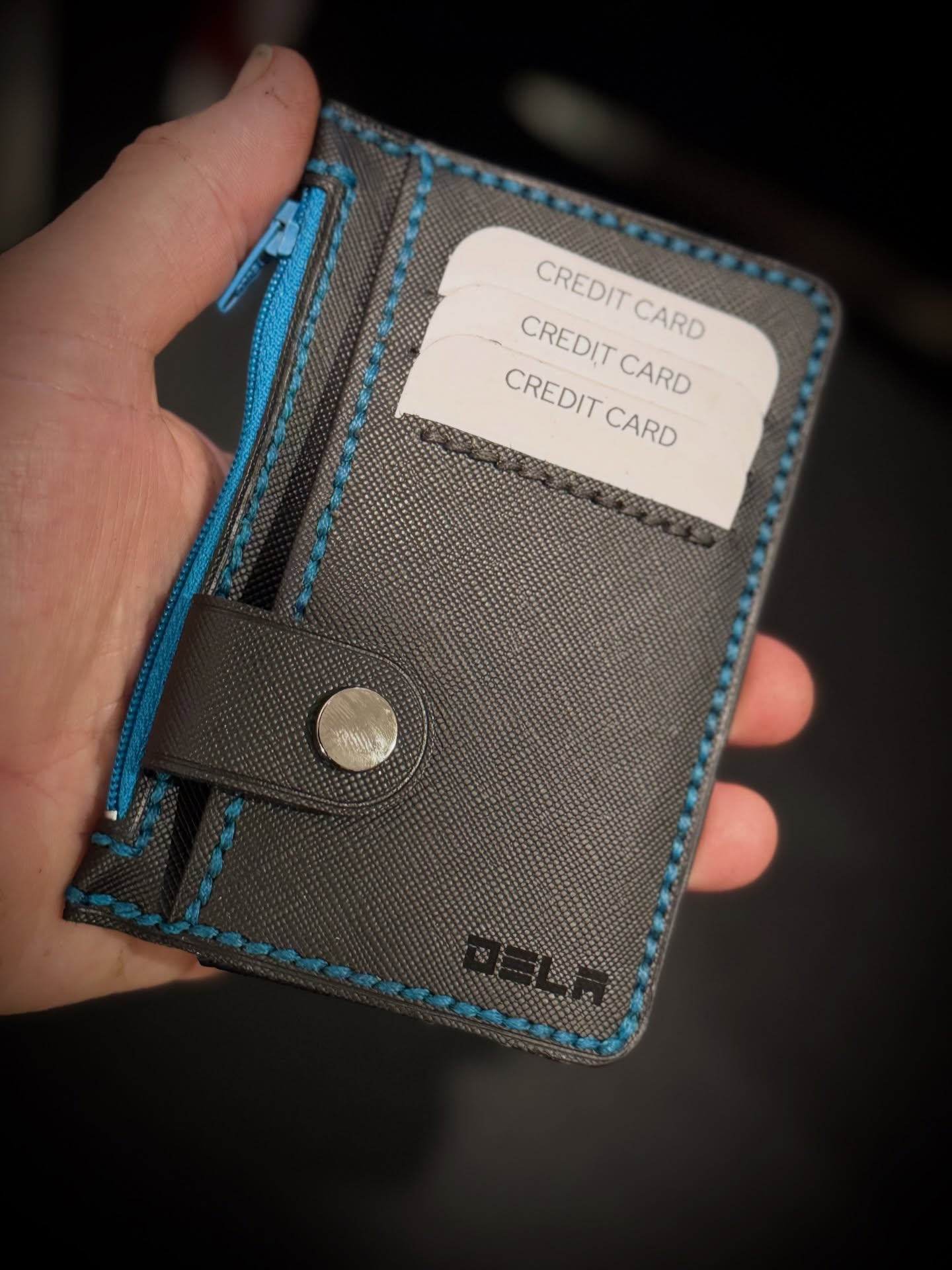 Another custom order for a bespoke babu minimalist wallet in Italian saffiano black leather with sticking cyan blue zip and stitching to match complete with a lovely contrasting dark blue babu pouch and bright cyan babu ziploc bags too!
Babu Wallet Minimalist ✨
The perfect everyday carry for magicians.
Slim, modern, and powerful — holds up to 6 cards, cash, and your Babu pouch (included).
Perform essentials like:
• Card to Wallet
• Mercury Card to Babu Pouch
• Ring to Envelope
• Ring → Pouch → Envelope
All powered by the clever BABU™ loading system — easy to load, reset, and perform.
Minimal look. Maximum impact.
Check it out here
https://www.grumleathercraft.com/product-page/babu-wallet-minimalist-colour