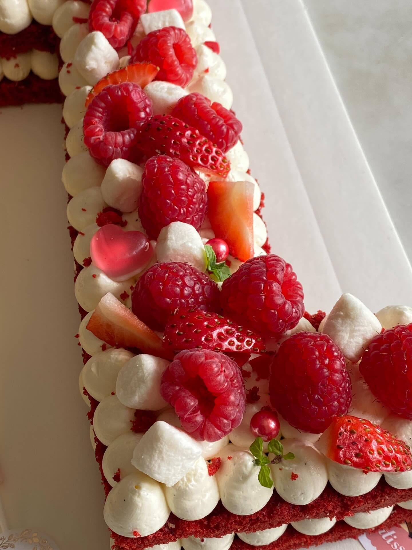 Chocolate or berries? You don’t know what to choose. Then don’t choose.
On one side — deep chocolate, textures, crunch, ganache.
On the other — fresh berries, light cream, a bit of sharpness.
Same cake.
Two moods.
And honestly… you’ll go back for both.
#numbercake #birthdaycakehk #customcakehk
#chocolatecake #berrycake dessertlover
hongkongfoodie hkfood hkcatering
frenchpatisserie frenchinhongkong
artisanal handcrafted