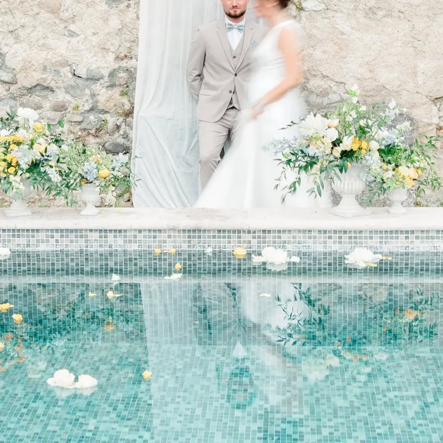 Je trouve cette photo magnifique, c'était fin mai au château de Ventavon l'année dernière. Ces magnifiques photos nous ont valu une publication dans @fourweddingmagazine, une belle gratification.
Art Direction
@gisele.carles @maison_julieetvictor
Venue
@chateaudeventavon
Planning & Coordination
@gisele.carles
Wedding Planner Assistant
@wedding_riviera_agency
Photography
@mjp_photographie
Videography
@skyfocal_productions
Design & Florals
@provencelocationmariage
@maison_julieetvictor
Stationery / Customized Champagne Bottle / Guest Gifts
@gisele.carles
Ceramist – Plates
@byemilyalarcon
Bridal Gown & Veil
@margaux_selle
Groom’s Suit
@celio_benormal
Models
@pmlalexia
cvlchr
Bow Tie
@nelola_creations
Jewelry
@mon.amour.bleu
Makeup Artist
@coralie_maquillage