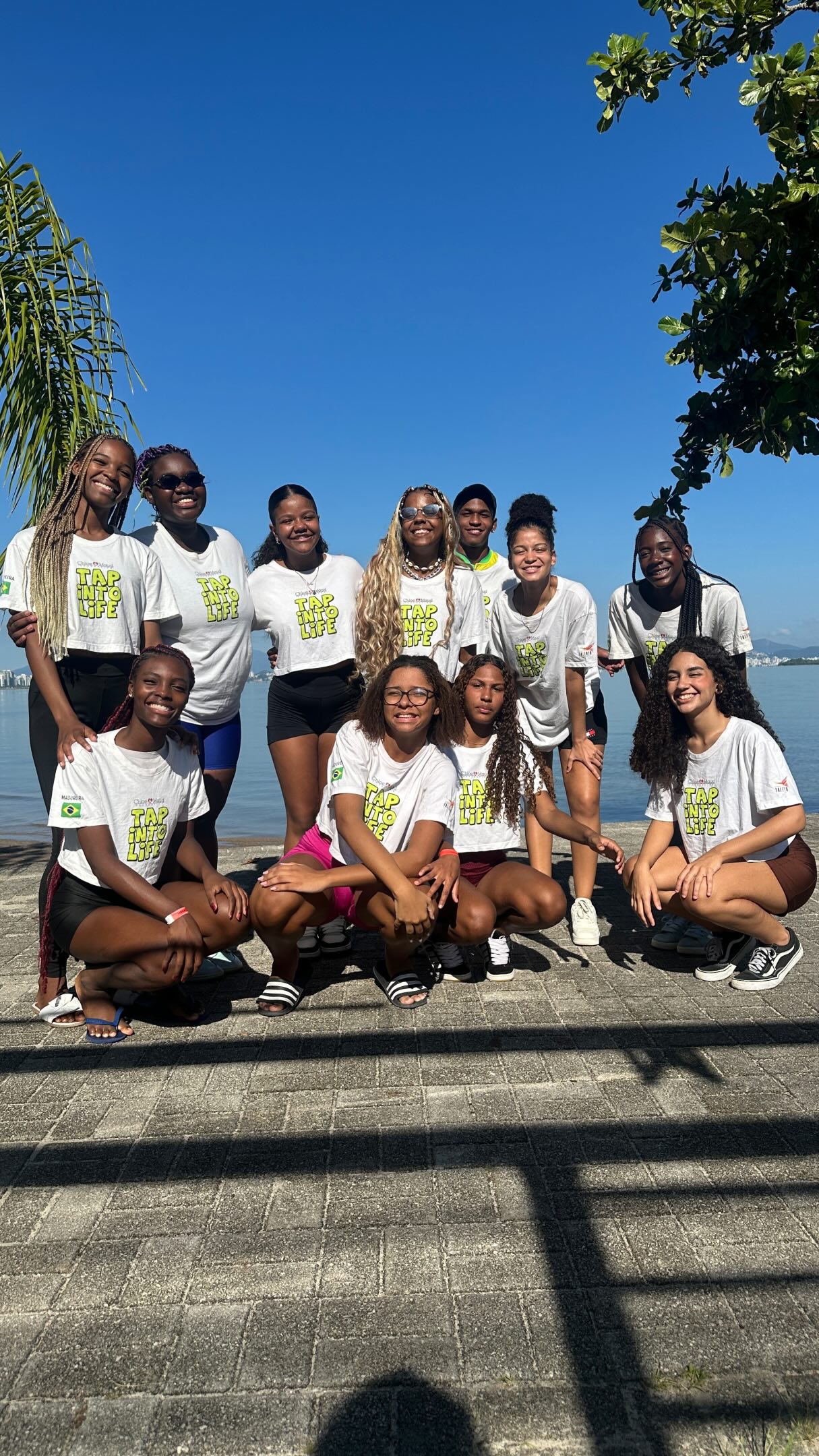 Feel the energy of this rap created by the students of @tapintolifemadureira especially for @chloeandmaud. 🎤✨
🎼
From Madureira to the world
Bringing Black excellence to festivals
With Flávia and Rebeca
We’ve learned so much more.
Performing and battling
Alongside the Foundation
For Chloé and Maud
The word is gratitude.
🎼
This song carries the power, creativity, and transformation that Tap Into Life awakens in each student: more confidence, more voice, more unity, and more dreams finding their rhythm.
Seeing this talent bloom inspires us to keep doing the work — bringing art, opportunity, and joy to young people ready to shine. ❤️
….
🇧🇷
Sintam a energia deste rap criado pelos estudantes do @tapintolifemadureira especialmente para @chloeandmaud. 🎤✨
🎼
De Madureira para o mundo
Empretecendo os festivais
Com a Flávia e Rebeca
Aprendemos muito mais
Performando e batalhando
Junto com a Fundação
Para Chloé e a Maud
A palavra é gratidão.
🎼
Essa música carrega a força, a criatividade e a transformação que o Tap Into Life desperta em cada estudante: mais confiança, mais voz, mais união e mais sonhos ganhando ritmo.
Ver esse talento florescer nos inspira a continuar nosso trabalho — levando arte, oportunidade e alegria para jovens que estão prontos para brilhar. ❤️
#chloeandmaudfoundation #tapintolife #tapintolifebrazil