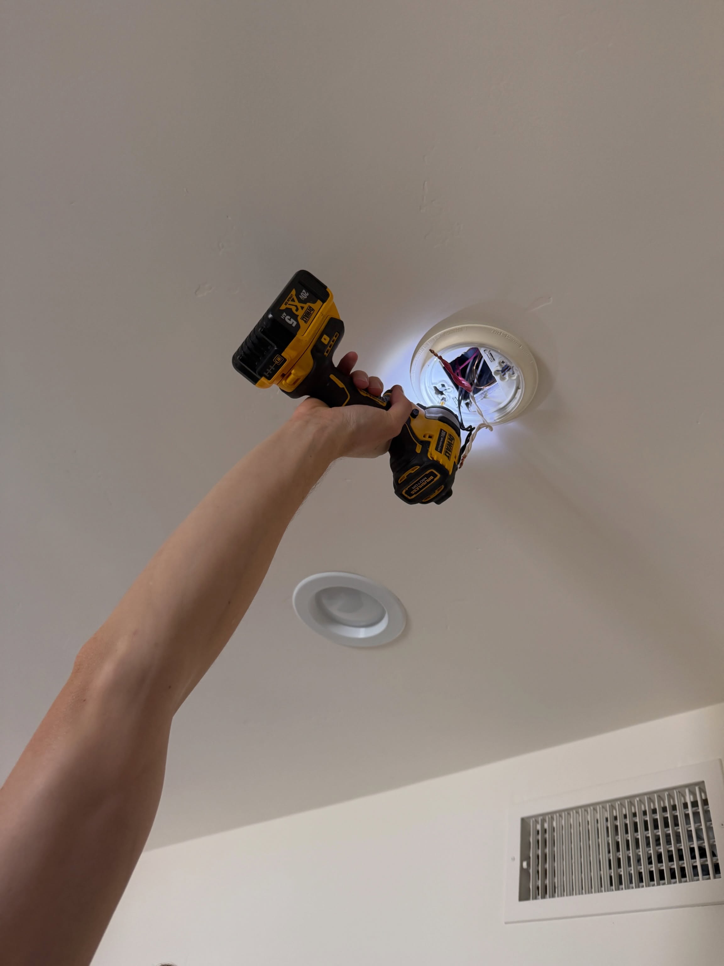 Helping a client change out all their hardwired smoke alarms. 🚨
Reminder that they need to be swapped out every 10 years. These ones were almost 20 years old! Contact us today!
#handyman #handymanservices #santabarbara #goleta #montecito