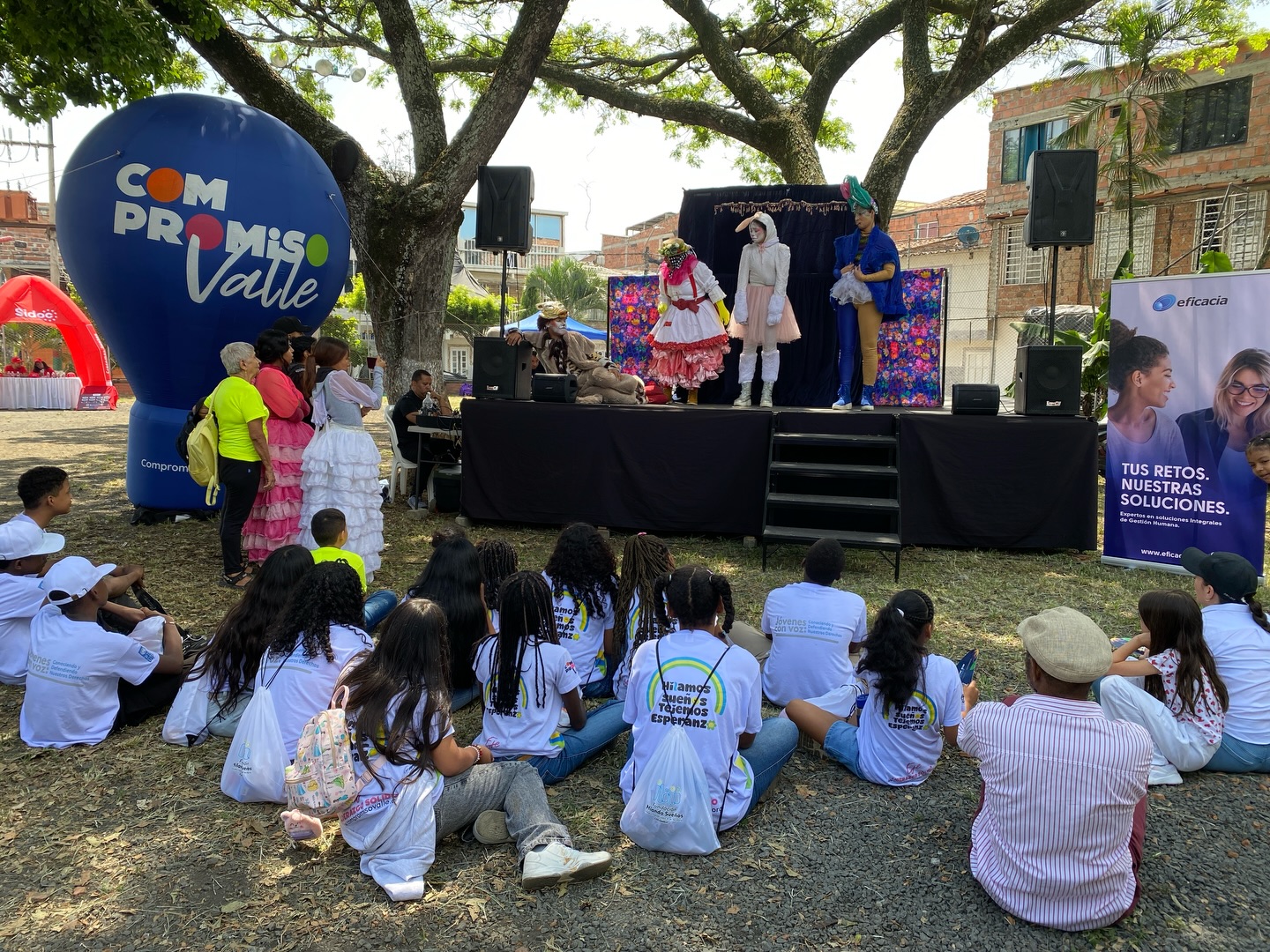 ¡Compromiso Valle con los Territorios llegó al barrio Poblado I, en la Comuna 13! 🧡💚💜
Vivimos una jornada dedicada a fortalecer el tejido social, gracias al trabajo articulado entre líderes comunitarios, voluntarios de empresas, fundaciones y habitantes del sector.
Con el apoyo de la @casanaranjateatro y organizaciones aliadas como @grupoaval, @bivienoficial, @eficaciacol, @veolia_co, @sidocsas, @fundacion_hilandosuenos, @huvoficial, @fundacionvalledelili, @clinicaofta, @bancow.com.co, @fundacioncarvajal, @fundacionsidoc, @falvaralice, @fundacionfanalca, @f.alianzasolidarias y la @uav_valle , llevamos a la comunidad una amplia oferta de servicios:
🩺 Valoraciones médicas, oftalmológicas y toma de pruebas HCV
🧴 Entrega de más de 300 kits de cuidado personal
🎭 Show de teatro
📚 Zona de lectura
🗳️ Pedagogía electoral
Además, con el apoyo de voluntarios, realizamos jornadas de limpieza y pintura para embellecer la zona de juegos.
¡Gracias a la comunidad, empresas, líderes sociales y organizaciones que hicieron posible esta jornada!
#TodosSomosCompromisoValle