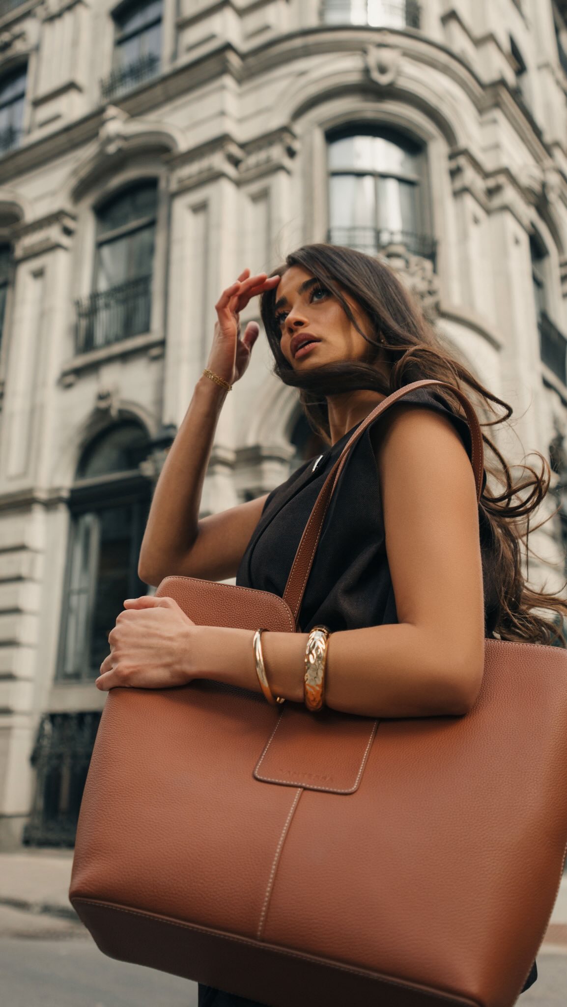 Vantessa in motion, captured in the Old Port of Montreal.
This reel reflects the pace and precision of moving through the city with intention, fast transitions, and a handbag that moves effortlessly through every moment.
Video Production by: @migbrgd @beauregardmedia
Model: @johann_meyerr
Creative Direction: @the_digitaldiary_
.
Vantessa en mouvement, capturée dans le Vieux-Port de Montreal Old Port.
Ce reel reflète le rythme et la précision de la ville, avec une intention claire, des transitions rapides et un sac qui accompagne chaque mouvement avec fluidité.
Vidéo: @migbrgd @beauregardmedia
Modèle: @johann_meyerr
Direction Creative: @the_digitaldiary_